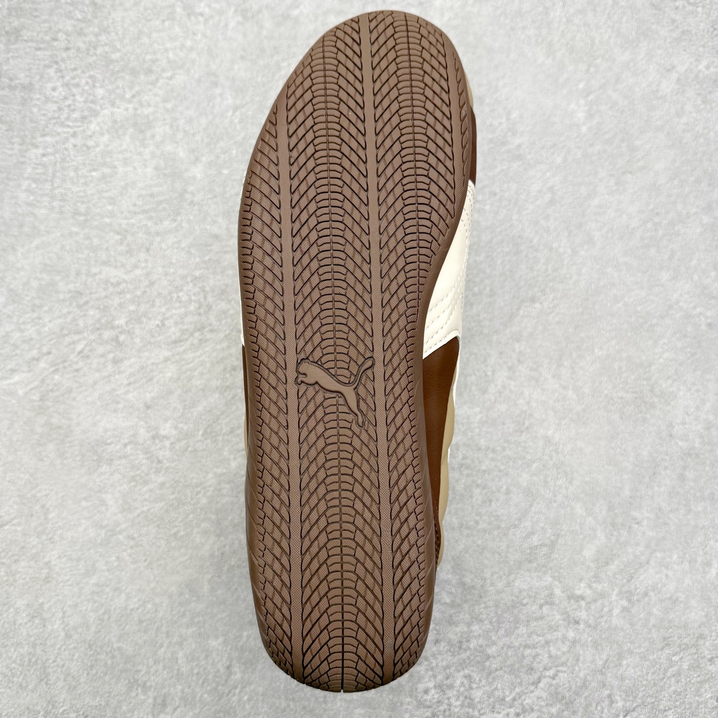 图片[9]-＃TG特价福利 PUMA Speedca OG 彪马极速赛车系列低帮德训风拼接复古百搭休闲运动赛车鞋 鞋款从80、90年代赛车手所穿的防火赛车鞋为原型，鞋身线条模仿了赛车的流线廓形，体现了空气动力学原理的结构。简约流畅的外观，恰好又和贯穿其中的Formstrip Logo融合恰到好处，视觉上细节丰富且协调。本次Speedcat OG鞋款归来，最大看点自然式保留了窄版鞋型以及薄底构造。这两年各品牌鞋底越做越厚，Speedcat反其道而行之，上脚几乎无鞋底的效果带来耳目一新的视觉体验。鞋面依旧是以质感细腻的麂皮材质打造，并且大面积近乎全包裹的使用，复古味道也愈发浓烈。配色上更是将最原始的黑色和红色带回，向F1赛车队的标志性队服致敬。相信让各位一眼种草的更多是出挑的大红色，上脚即可瞬间点亮整体造型，在以球鞋为核心的OOTD中脱颖而出。而另一款黑色则是低调的万金油，彰显新潮个性的同时又不喧宾夺主，也是热爱简约系穿搭朋友的首选。 尺码：35.5 36 37 37.5 38 38.5 39 40 40.5 41 42 42.5 43 44 44.5 45-选品中心