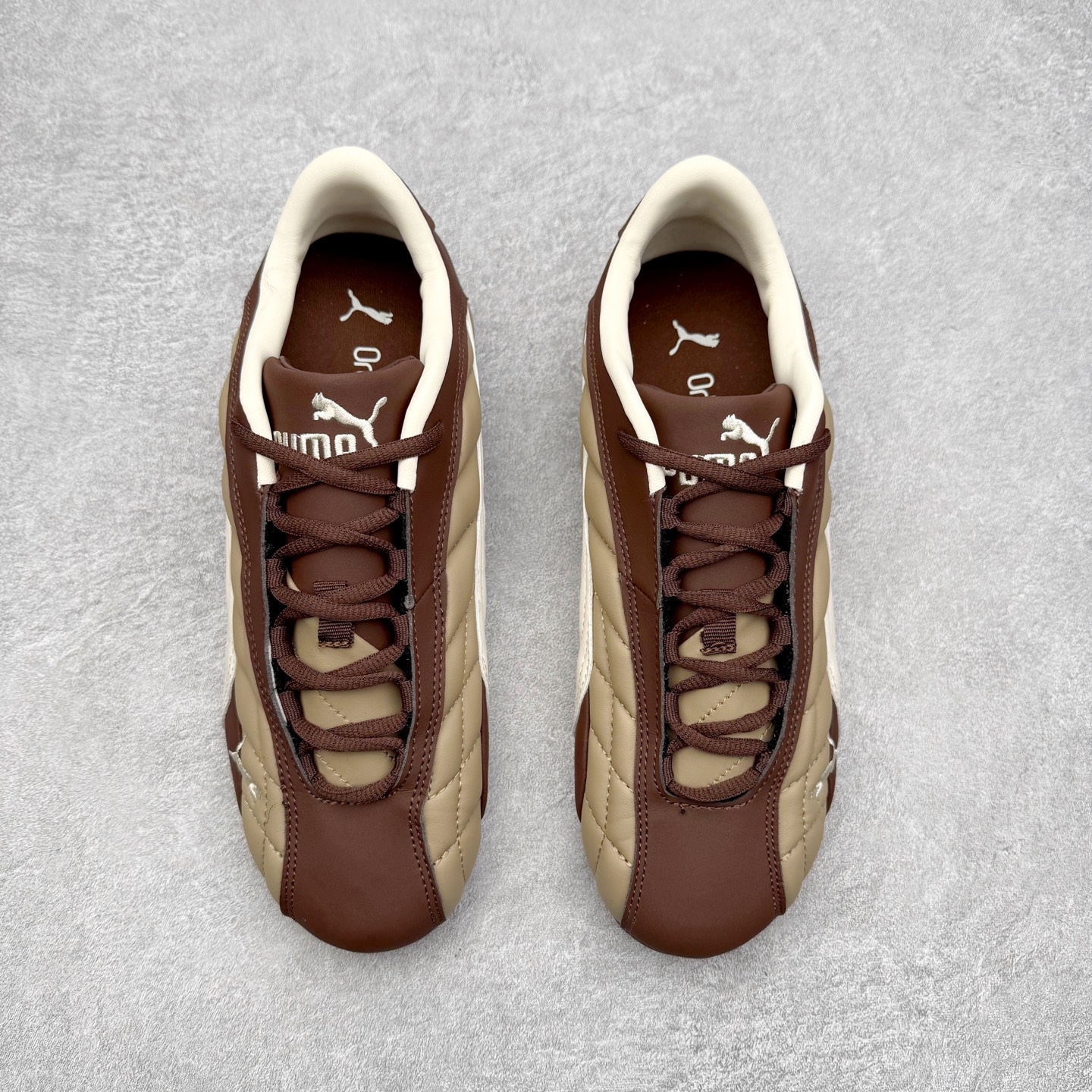 图片[2]-＃TG特价福利 PUMA Speedca OG 彪马极速赛车系列低帮德训风拼接复古百搭休闲运动赛车鞋 鞋款从80、90年代赛车手所穿的防火赛车鞋为原型，鞋身线条模仿了赛车的流线廓形，体现了空气动力学原理的结构。简约流畅的外观，恰好又和贯穿其中的Formstrip Logo融合恰到好处，视觉上细节丰富且协调。本次Speedcat OG鞋款归来，最大看点自然式保留了窄版鞋型以及薄底构造。这两年各品牌鞋底越做越厚，Speedcat反其道而行之，上脚几乎无鞋底的效果带来耳目一新的视觉体验。鞋面依旧是以质感细腻的麂皮材质打造，并且大面积近乎全包裹的使用，复古味道也愈发浓烈。配色上更是将最原始的黑色和红色带回，向F1赛车队的标志性队服致敬。相信让各位一眼种草的更多是出挑的大红色，上脚即可瞬间点亮整体造型，在以球鞋为核心的OOTD中脱颖而出。而另一款黑色则是低调的万金油，彰显新潮个性的同时又不喧宾夺主，也是热爱简约系穿搭朋友的首选。 尺码：35.5 36 37 37.5 38 38.5 39 40 40.5 41 42 42.5 43 44 44.5 45-选品中心