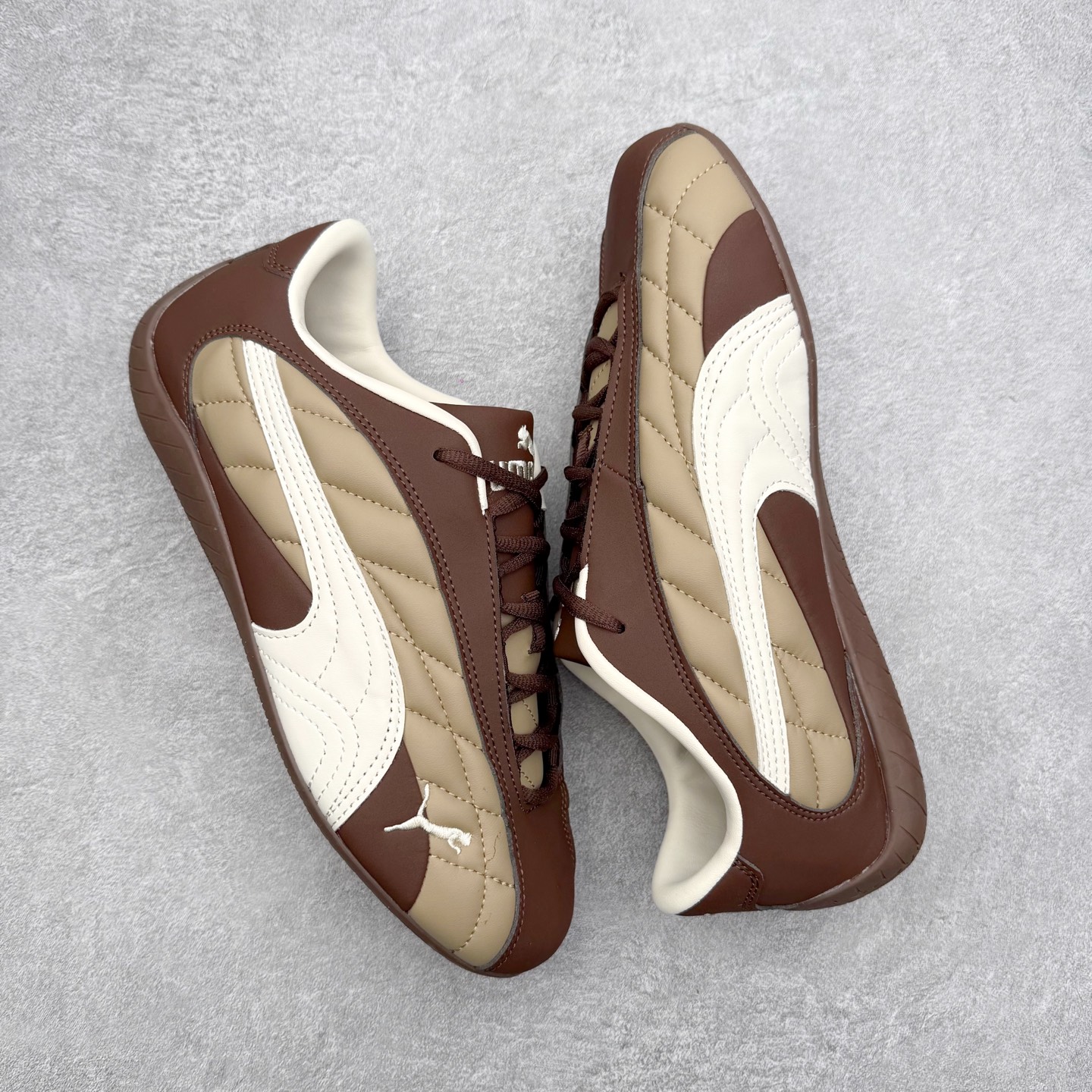 图片[3]-＃TG特价福利 PUMA Speedca OG 彪马极速赛车系列低帮德训风拼接复古百搭休闲运动赛车鞋 鞋款从80、90年代赛车手所穿的防火赛车鞋为原型，鞋身线条模仿了赛车的流线廓形，体现了空气动力学原理的结构。简约流畅的外观，恰好又和贯穿其中的Formstrip Logo融合恰到好处，视觉上细节丰富且协调。本次Speedcat OG鞋款归来，最大看点自然式保留了窄版鞋型以及薄底构造。这两年各品牌鞋底越做越厚，Speedcat反其道而行之，上脚几乎无鞋底的效果带来耳目一新的视觉体验。鞋面依旧是以质感细腻的麂皮材质打造，并且大面积近乎全包裹的使用，复古味道也愈发浓烈。配色上更是将最原始的黑色和红色带回，向F1赛车队的标志性队服致敬。相信让各位一眼种草的更多是出挑的大红色，上脚即可瞬间点亮整体造型，在以球鞋为核心的OOTD中脱颖而出。而另一款黑色则是低调的万金油，彰显新潮个性的同时又不喧宾夺主，也是热爱简约系穿搭朋友的首选。 尺码：35.5 36 37 37.5 38 38.5 39 40 40.5 41 42 42.5 43 44 44.5 45-选品中心