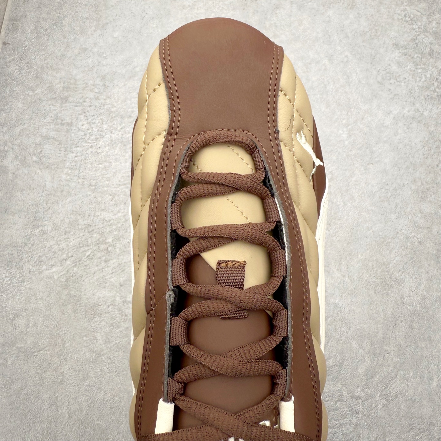 图片[4]-＃TG特价福利 PUMA Speedca OG 彪马极速赛车系列低帮德训风拼接复古百搭休闲运动赛车鞋 鞋款从80、90年代赛车手所穿的防火赛车鞋为原型，鞋身线条模仿了赛车的流线廓形，体现了空气动力学原理的结构。简约流畅的外观，恰好又和贯穿其中的Formstrip Logo融合恰到好处，视觉上细节丰富且协调。本次Speedcat OG鞋款归来，最大看点自然式保留了窄版鞋型以及薄底构造。这两年各品牌鞋底越做越厚，Speedcat反其道而行之，上脚几乎无鞋底的效果带来耳目一新的视觉体验。鞋面依旧是以质感细腻的麂皮材质打造，并且大面积近乎全包裹的使用，复古味道也愈发浓烈。配色上更是将最原始的黑色和红色带回，向F1赛车队的标志性队服致敬。相信让各位一眼种草的更多是出挑的大红色，上脚即可瞬间点亮整体造型，在以球鞋为核心的OOTD中脱颖而出。而另一款黑色则是低调的万金油，彰显新潮个性的同时又不喧宾夺主，也是热爱简约系穿搭朋友的首选。 尺码：35.5 36 37 37.5 38 38.5 39 40 40.5 41 42 42.5 43 44 44.5 45-选品中心