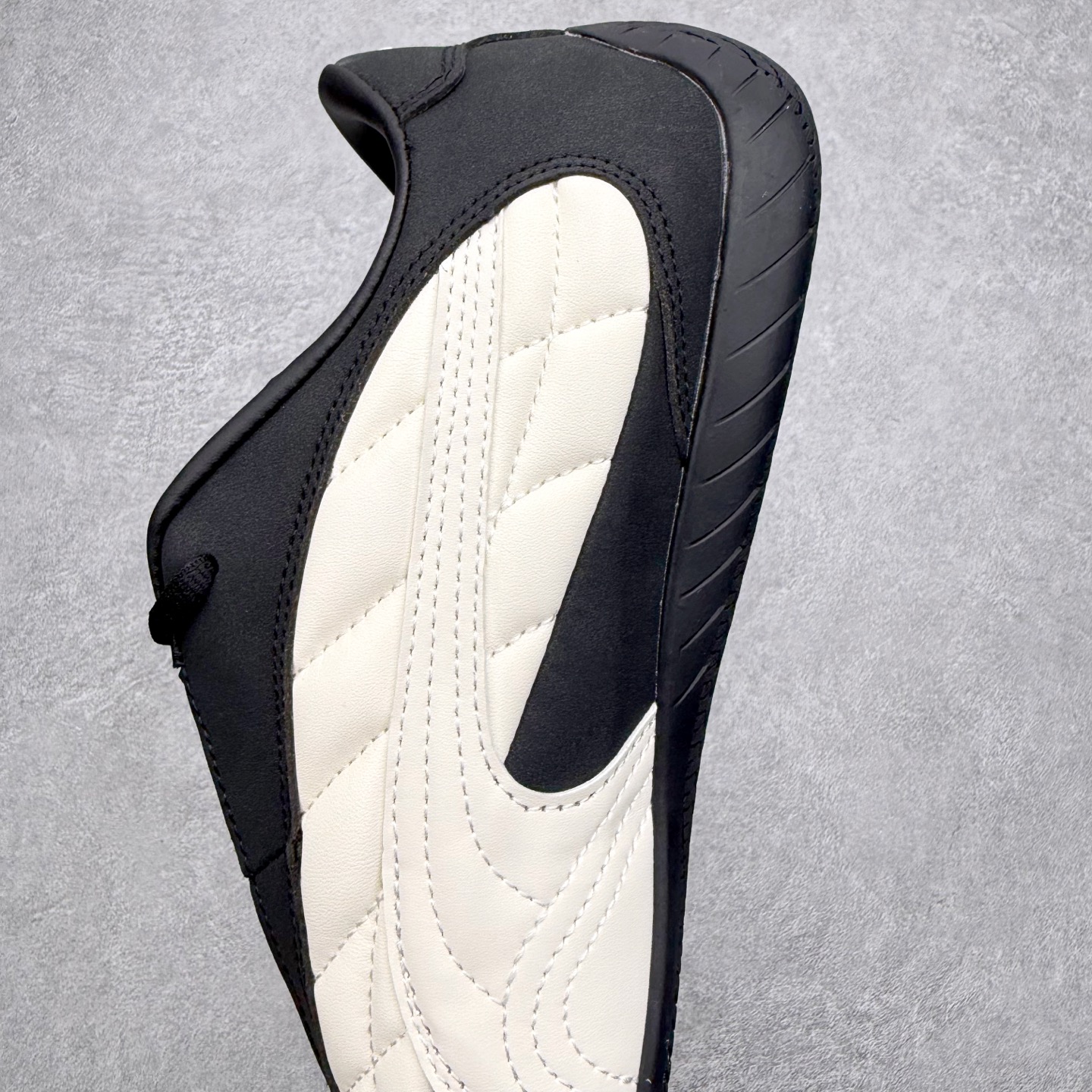 图片[7]-＃TG特价福利 PUMA Speedca OG 彪马极速赛车系列低帮德训风拼接复古百搭休闲运动赛车鞋 鞋款从80、90年代赛车手所穿的防火赛车鞋为原型，鞋身线条模仿了赛车的流线廓形，体现了空气动力学原理的结构。简约流畅的外观，恰好又和贯穿其中的Formstrip Logo融合恰到好处，视觉上细节丰富且协调。本次Speedcat OG鞋款归来，最大看点自然式保留了窄版鞋型以及薄底构造。这两年各品牌鞋底越做越厚，Speedcat反其道而行之，上脚几乎无鞋底的效果带来耳目一新的视觉体验。鞋面依旧是以质感细腻的麂皮材质打造，并且大面积近乎全包裹的使用，复古味道也愈发浓烈。配色上更是将最原始的黑色和红色带回，向F1赛车队的标志性队服致敬。相信让各位一眼种草的更多是出挑的大红色，上脚即可瞬间点亮整体造型，在以球鞋为核心的OOTD中脱颖而出。而另一款黑色则是低调的万金油，彰显新潮个性的同时又不喧宾夺主，也是热爱简约系穿搭朋友的首选。 尺码：35.5 36 37 37.5 38 38.5 39 40 40.5 41 42 42.5 43 44 44.5 45-选品中心