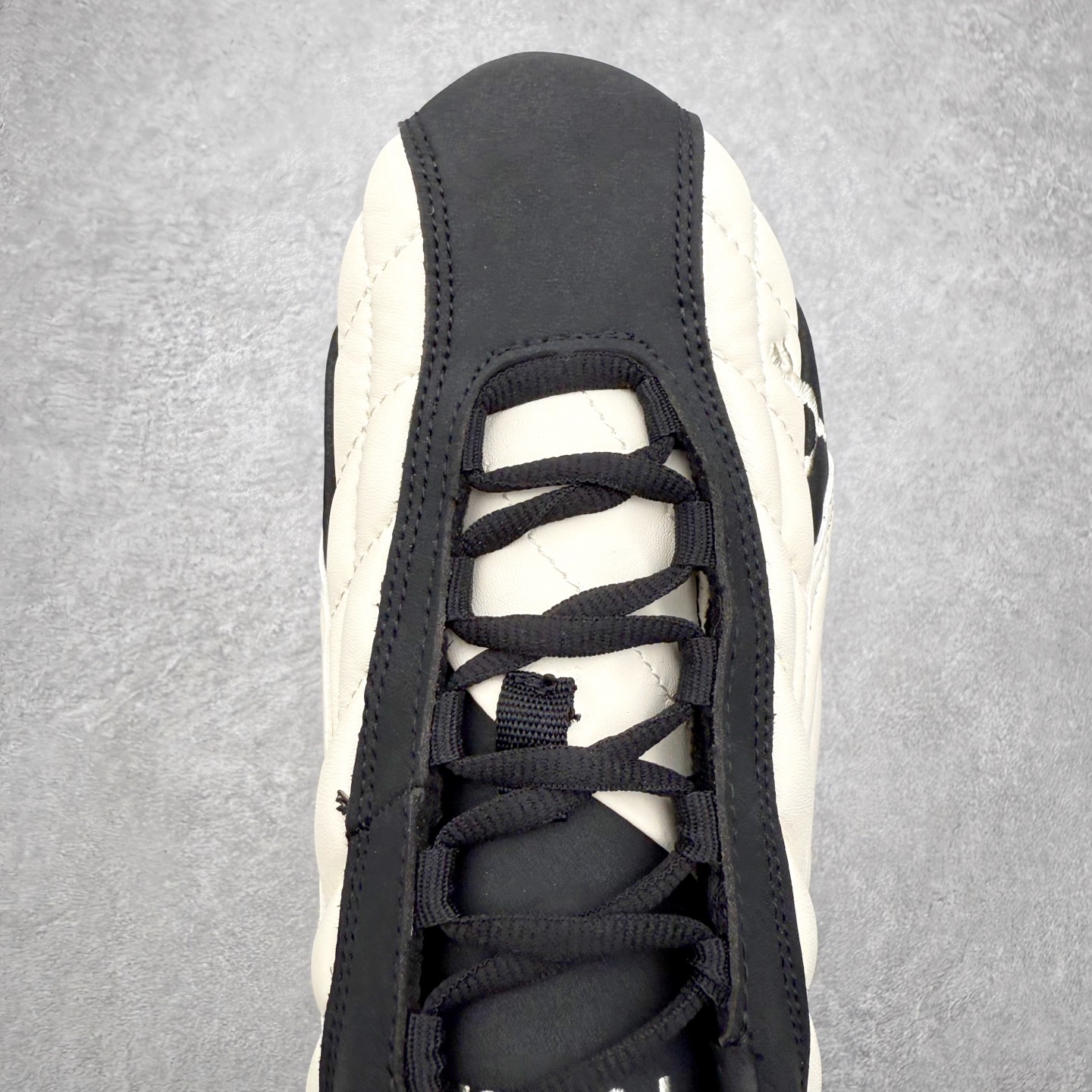 图片[4]-＃TG特价福利 PUMA Speedca OG 彪马极速赛车系列低帮德训风拼接复古百搭休闲运动赛车鞋 鞋款从80、90年代赛车手所穿的防火赛车鞋为原型，鞋身线条模仿了赛车的流线廓形，体现了空气动力学原理的结构。简约流畅的外观，恰好又和贯穿其中的Formstrip Logo融合恰到好处，视觉上细节丰富且协调。本次Speedcat OG鞋款归来，最大看点自然式保留了窄版鞋型以及薄底构造。这两年各品牌鞋底越做越厚，Speedcat反其道而行之，上脚几乎无鞋底的效果带来耳目一新的视觉体验。鞋面依旧是以质感细腻的麂皮材质打造，并且大面积近乎全包裹的使用，复古味道也愈发浓烈。配色上更是将最原始的黑色和红色带回，向F1赛车队的标志性队服致敬。相信让各位一眼种草的更多是出挑的大红色，上脚即可瞬间点亮整体造型，在以球鞋为核心的OOTD中脱颖而出。而另一款黑色则是低调的万金油，彰显新潮个性的同时又不喧宾夺主，也是热爱简约系穿搭朋友的首选。 尺码：35.5 36 37 37.5 38 38.5 39 40 40.5 41 42 42.5 43 44 44.5 45-选品中心