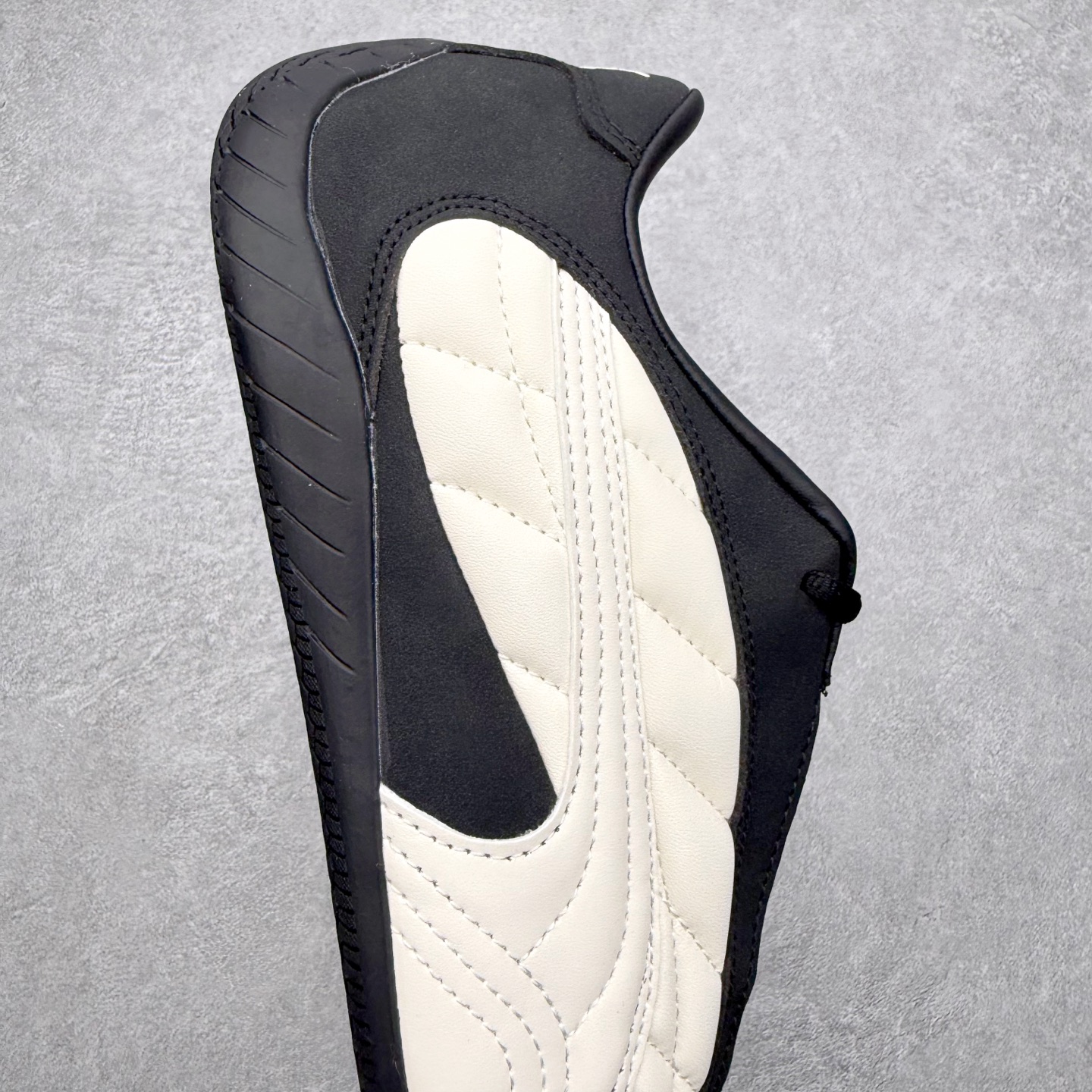 图片[6]-＃TG特价福利 PUMA Speedca OG 彪马极速赛车系列低帮德训风拼接复古百搭休闲运动赛车鞋 鞋款从80、90年代赛车手所穿的防火赛车鞋为原型，鞋身线条模仿了赛车的流线廓形，体现了空气动力学原理的结构。简约流畅的外观，恰好又和贯穿其中的Formstrip Logo融合恰到好处，视觉上细节丰富且协调。本次Speedcat OG鞋款归来，最大看点自然式保留了窄版鞋型以及薄底构造。这两年各品牌鞋底越做越厚，Speedcat反其道而行之，上脚几乎无鞋底的效果带来耳目一新的视觉体验。鞋面依旧是以质感细腻的麂皮材质打造，并且大面积近乎全包裹的使用，复古味道也愈发浓烈。配色上更是将最原始的黑色和红色带回，向F1赛车队的标志性队服致敬。相信让各位一眼种草的更多是出挑的大红色，上脚即可瞬间点亮整体造型，在以球鞋为核心的OOTD中脱颖而出。而另一款黑色则是低调的万金油，彰显新潮个性的同时又不喧宾夺主，也是热爱简约系穿搭朋友的首选。 尺码：35.5 36 37 37.5 38 38.5 39 40 40.5 41 42 42.5 43 44 44.5 45-选品中心