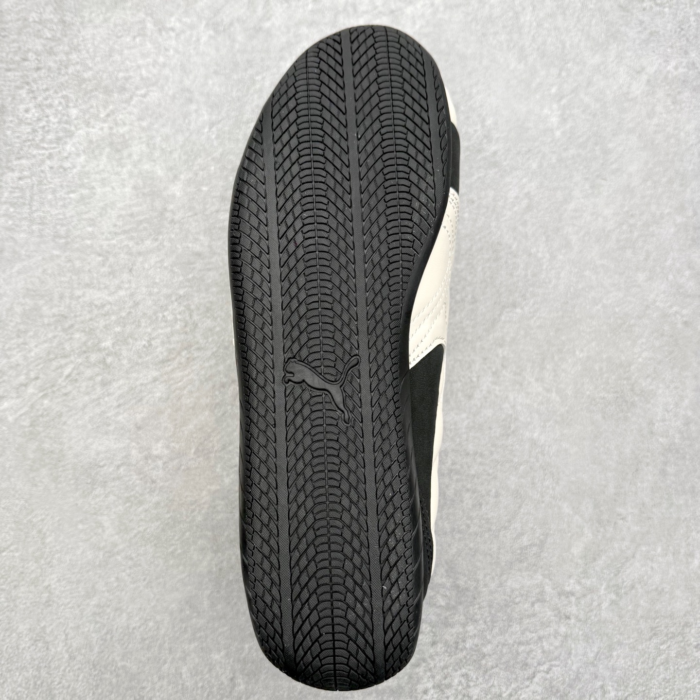 图片[9]-＃TG特价福利 PUMA Speedca OG 彪马极速赛车系列低帮德训风拼接复古百搭休闲运动赛车鞋 鞋款从80、90年代赛车手所穿的防火赛车鞋为原型，鞋身线条模仿了赛车的流线廓形，体现了空气动力学原理的结构。简约流畅的外观，恰好又和贯穿其中的Formstrip Logo融合恰到好处，视觉上细节丰富且协调。本次Speedcat OG鞋款归来，最大看点自然式保留了窄版鞋型以及薄底构造。这两年各品牌鞋底越做越厚，Speedcat反其道而行之，上脚几乎无鞋底的效果带来耳目一新的视觉体验。鞋面依旧是以质感细腻的麂皮材质打造，并且大面积近乎全包裹的使用，复古味道也愈发浓烈。配色上更是将最原始的黑色和红色带回，向F1赛车队的标志性队服致敬。相信让各位一眼种草的更多是出挑的大红色，上脚即可瞬间点亮整体造型，在以球鞋为核心的OOTD中脱颖而出。而另一款黑色则是低调的万金油，彰显新潮个性的同时又不喧宾夺主，也是热爱简约系穿搭朋友的首选。 尺码：35.5 36 37 37.5 38 38.5 39 40 40.5 41 42 42.5 43 44 44.5 45-选品中心