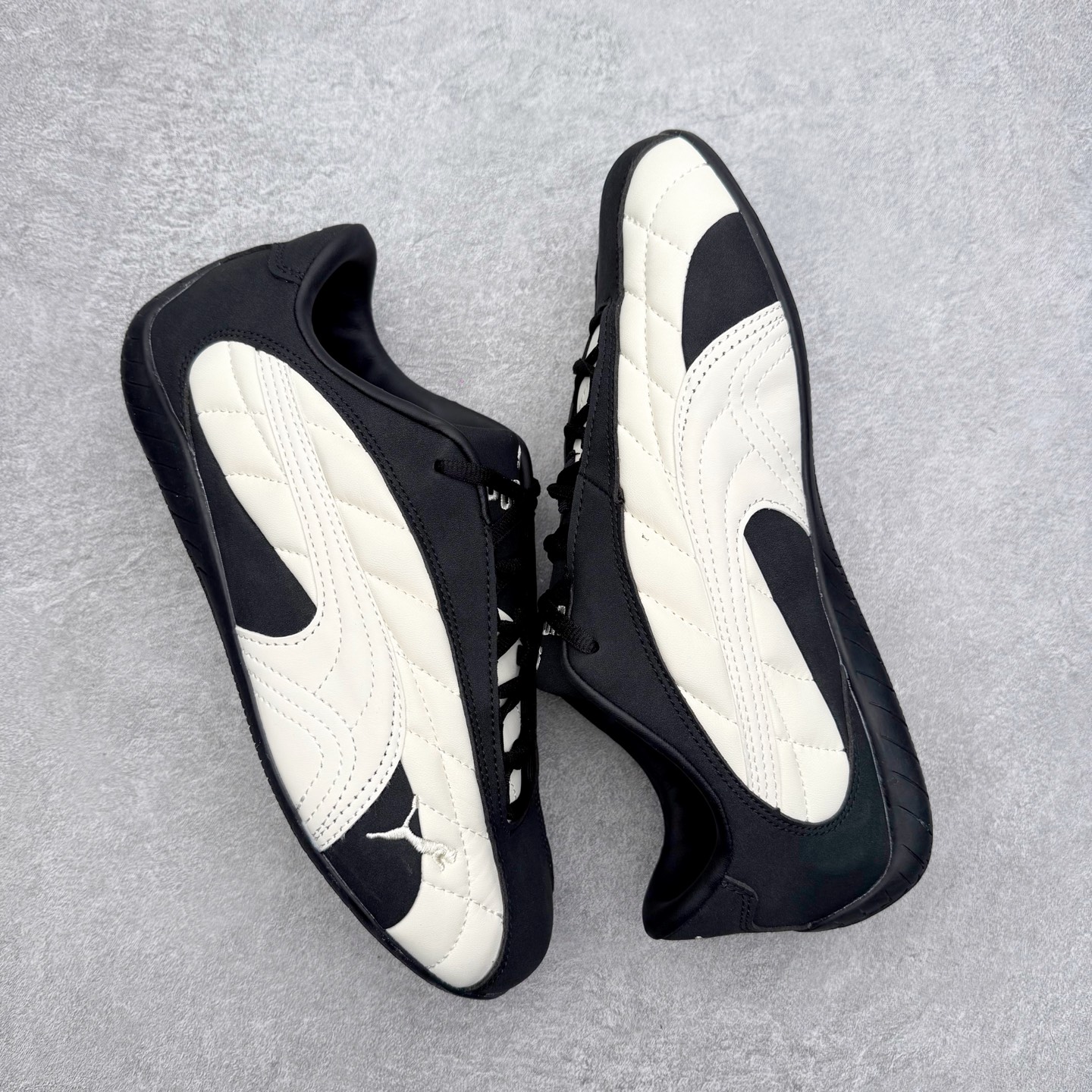 图片[3]-＃TG特价福利 PUMA Speedca OG 彪马极速赛车系列低帮德训风拼接复古百搭休闲运动赛车鞋 鞋款从80、90年代赛车手所穿的防火赛车鞋为原型，鞋身线条模仿了赛车的流线廓形，体现了空气动力学原理的结构。简约流畅的外观，恰好又和贯穿其中的Formstrip Logo融合恰到好处，视觉上细节丰富且协调。本次Speedcat OG鞋款归来，最大看点自然式保留了窄版鞋型以及薄底构造。这两年各品牌鞋底越做越厚，Speedcat反其道而行之，上脚几乎无鞋底的效果带来耳目一新的视觉体验。鞋面依旧是以质感细腻的麂皮材质打造，并且大面积近乎全包裹的使用，复古味道也愈发浓烈。配色上更是将最原始的黑色和红色带回，向F1赛车队的标志性队服致敬。相信让各位一眼种草的更多是出挑的大红色，上脚即可瞬间点亮整体造型，在以球鞋为核心的OOTD中脱颖而出。而另一款黑色则是低调的万金油，彰显新潮个性的同时又不喧宾夺主，也是热爱简约系穿搭朋友的首选。 尺码：35.5 36 37 37.5 38 38.5 39 40 40.5 41 42 42.5 43 44 44.5 45-选品中心