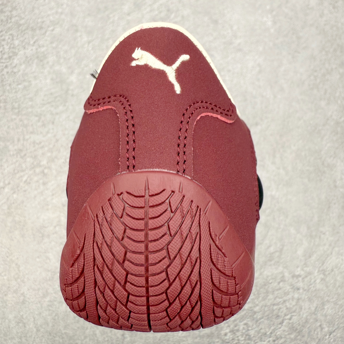 图片[8]-＃TG特价福利 PUMA Speedca OG 彪马极速赛车系列低帮德训风拼接复古百搭休闲运动赛车鞋 鞋款从80、90年代赛车手所穿的防火赛车鞋为原型，鞋身线条模仿了赛车的流线廓形，体现了空气动力学原理的结构。简约流畅的外观，恰好又和贯穿其中的Formstrip Logo融合恰到好处，视觉上细节丰富且协调。本次Speedcat OG鞋款归来，最大看点自然式保留了窄版鞋型以及薄底构造。这两年各品牌鞋底越做越厚，Speedcat反其道而行之，上脚几乎无鞋底的效果带来耳目一新的视觉体验。鞋面依旧是以质感细腻的麂皮材质打造，并且大面积近乎全包裹的使用，复古味道也愈发浓烈。配色上更是将最原始的黑色和红色带回，向F1赛车队的标志性队服致敬。相信让各位一眼种草的更多是出挑的大红色，上脚即可瞬间点亮整体造型，在以球鞋为核心的OOTD中脱颖而出。而另一款黑色则是低调的万金油，彰显新潮个性的同时又不喧宾夺主，也是热爱简约系穿搭朋友的首选。 尺码：35.5 36 37 37.5 38 38.5 39 40 40.5 41 42 42.5 43 44 44.5 45-选品中心