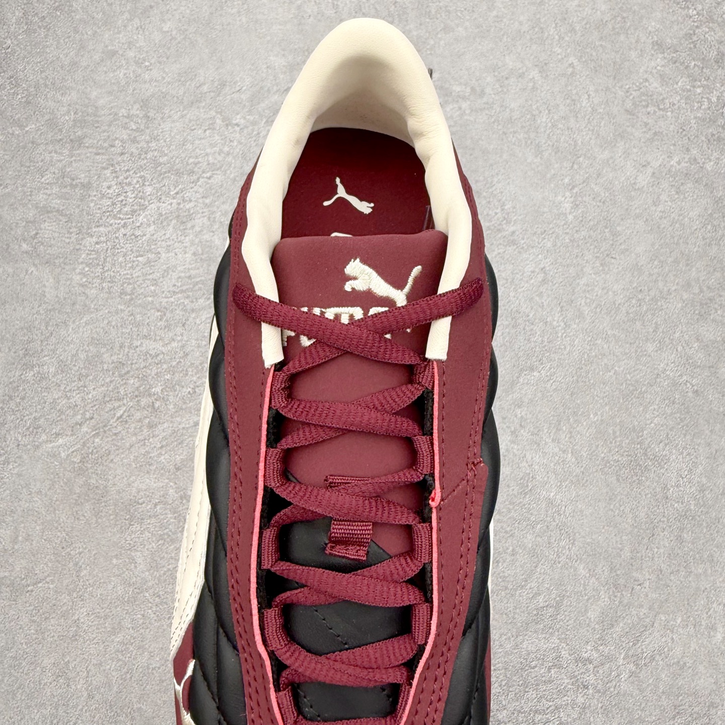 图片[5]-＃TG特价福利 PUMA Speedca OG 彪马极速赛车系列低帮德训风拼接复古百搭休闲运动赛车鞋 鞋款从80、90年代赛车手所穿的防火赛车鞋为原型，鞋身线条模仿了赛车的流线廓形，体现了空气动力学原理的结构。简约流畅的外观，恰好又和贯穿其中的Formstrip Logo融合恰到好处，视觉上细节丰富且协调。本次Speedcat OG鞋款归来，最大看点自然式保留了窄版鞋型以及薄底构造。这两年各品牌鞋底越做越厚，Speedcat反其道而行之，上脚几乎无鞋底的效果带来耳目一新的视觉体验。鞋面依旧是以质感细腻的麂皮材质打造，并且大面积近乎全包裹的使用，复古味道也愈发浓烈。配色上更是将最原始的黑色和红色带回，向F1赛车队的标志性队服致敬。相信让各位一眼种草的更多是出挑的大红色，上脚即可瞬间点亮整体造型，在以球鞋为核心的OOTD中脱颖而出。而另一款黑色则是低调的万金油，彰显新潮个性的同时又不喧宾夺主，也是热爱简约系穿搭朋友的首选。 尺码：35.5 36 37 37.5 38 38.5 39 40 40.5 41 42 42.5 43 44 44.5 45-选品中心