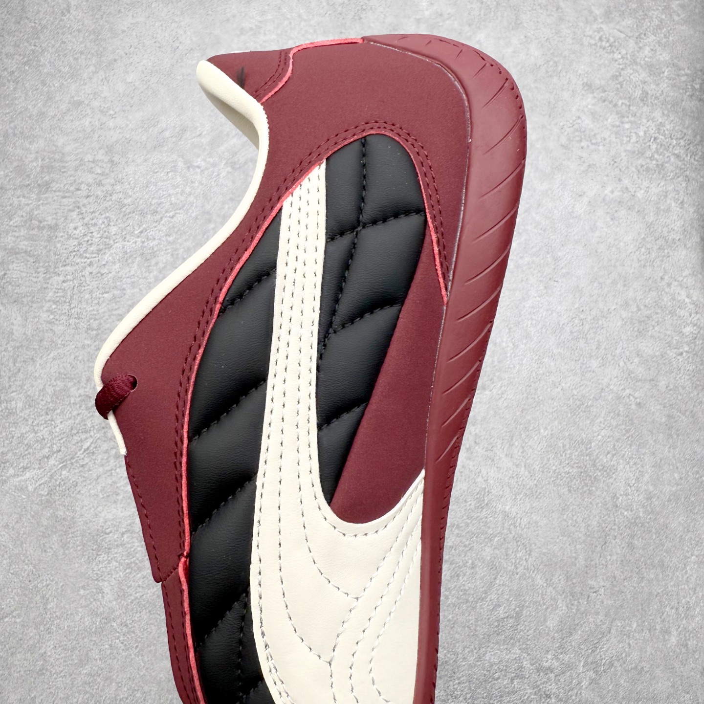 图片[7]-＃TG特价福利 PUMA Speedca OG 彪马极速赛车系列低帮德训风拼接复古百搭休闲运动赛车鞋 鞋款从80、90年代赛车手所穿的防火赛车鞋为原型，鞋身线条模仿了赛车的流线廓形，体现了空气动力学原理的结构。简约流畅的外观，恰好又和贯穿其中的Formstrip Logo融合恰到好处，视觉上细节丰富且协调。本次Speedcat OG鞋款归来，最大看点自然式保留了窄版鞋型以及薄底构造。这两年各品牌鞋底越做越厚，Speedcat反其道而行之，上脚几乎无鞋底的效果带来耳目一新的视觉体验。鞋面依旧是以质感细腻的麂皮材质打造，并且大面积近乎全包裹的使用，复古味道也愈发浓烈。配色上更是将最原始的黑色和红色带回，向F1赛车队的标志性队服致敬。相信让各位一眼种草的更多是出挑的大红色，上脚即可瞬间点亮整体造型，在以球鞋为核心的OOTD中脱颖而出。而另一款黑色则是低调的万金油，彰显新潮个性的同时又不喧宾夺主，也是热爱简约系穿搭朋友的首选。 尺码：35.5 36 37 37.5 38 38.5 39 40 40.5 41 42 42.5 43 44 44.5 45-选品中心