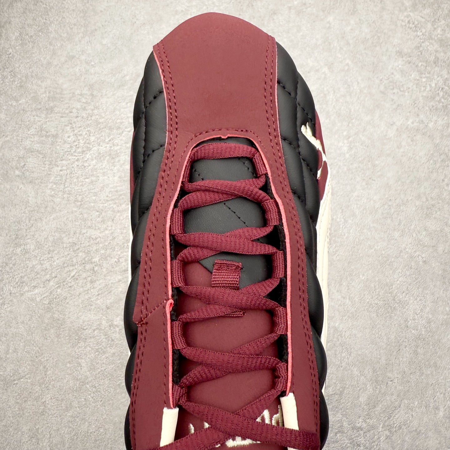 图片[4]-＃TG特价福利 PUMA Speedca OG 彪马极速赛车系列低帮德训风拼接复古百搭休闲运动赛车鞋 鞋款从80、90年代赛车手所穿的防火赛车鞋为原型，鞋身线条模仿了赛车的流线廓形，体现了空气动力学原理的结构。简约流畅的外观，恰好又和贯穿其中的Formstrip Logo融合恰到好处，视觉上细节丰富且协调。本次Speedcat OG鞋款归来，最大看点自然式保留了窄版鞋型以及薄底构造。这两年各品牌鞋底越做越厚，Speedcat反其道而行之，上脚几乎无鞋底的效果带来耳目一新的视觉体验。鞋面依旧是以质感细腻的麂皮材质打造，并且大面积近乎全包裹的使用，复古味道也愈发浓烈。配色上更是将最原始的黑色和红色带回，向F1赛车队的标志性队服致敬。相信让各位一眼种草的更多是出挑的大红色，上脚即可瞬间点亮整体造型，在以球鞋为核心的OOTD中脱颖而出。而另一款黑色则是低调的万金油，彰显新潮个性的同时又不喧宾夺主，也是热爱简约系穿搭朋友的首选。 尺码：35.5 36 37 37.5 38 38.5 39 40 40.5 41 42 42.5 43 44 44.5 45-选品中心