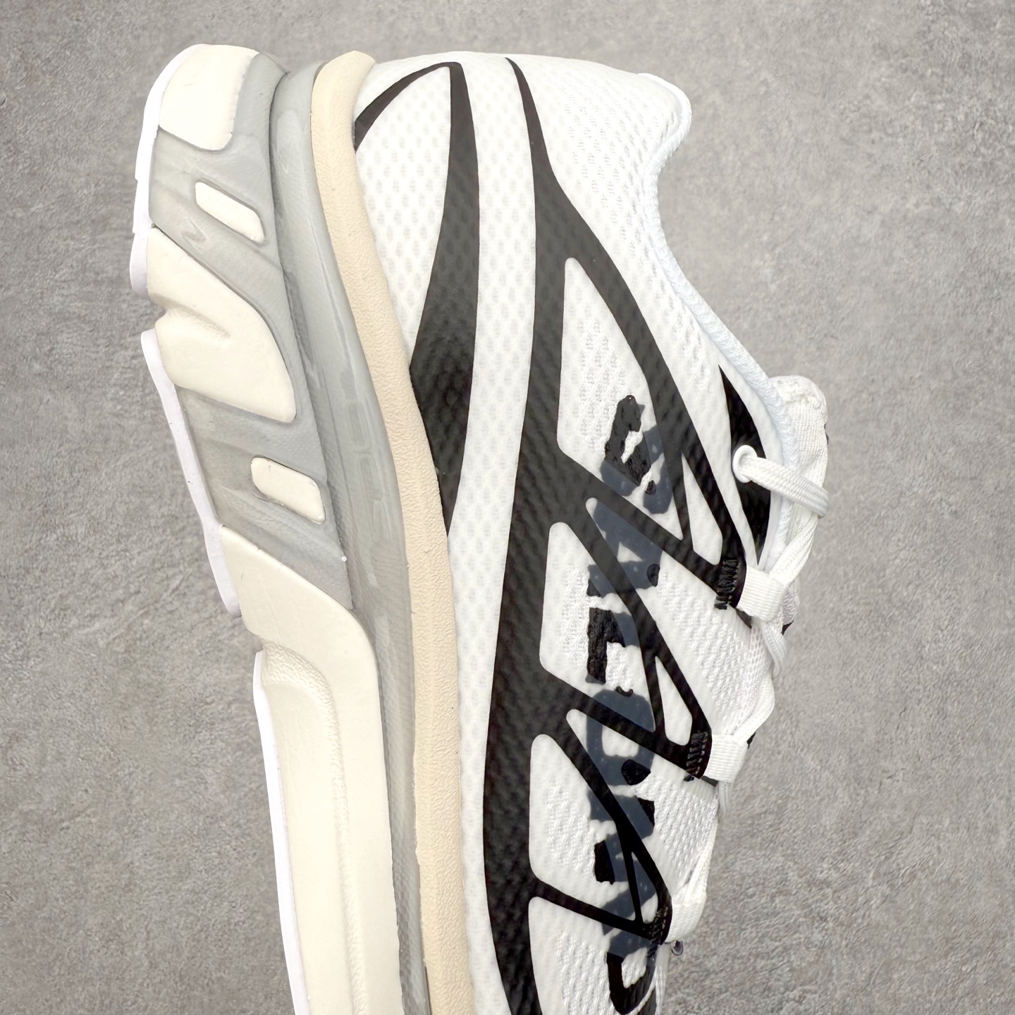 图片[6]-MM6 Maison Margiela x SALOMON XT-6 萨洛蒙联名系列低帮城市越野机能透气休闲运动鞋 鞋舌处附有迷你网眼袋收纳鞋绳以及下方的多色 Logo 标签 接着搭载奶油色 ACS 技术中底以及金色 TPU 塑料部件提升鞋款耐用性 中底与鞋面之间饰有海蓝色条状细节有效增添鞋款层次 最后应用黑色 Contragrip Chevron 外底完成鞋款设计 这次配色颇为高调 两款配色均以绚丽的渐变设计呈现 一款以粉紫渐变主打 另一款以黄绿渐变呈现 视觉效果相当吸睛 鞋面的使用玻璃纤维覆盖物加固 并通过细绳扣系带系统进行锁定 Salomon 的品牌logo 出现在脚后跟和前掌部位 中底虽然偏薄 但非常耐用 与模压塑料ACS 框架以及致密AC2 Muscle 鞋底单元结合 能够提供出色的支撑力和缓冲性 尺码：36 36.5 37.5 38 38.5 39 40 40.5 41 42 42.5 43 44 44.5 45 46.5-选品中心