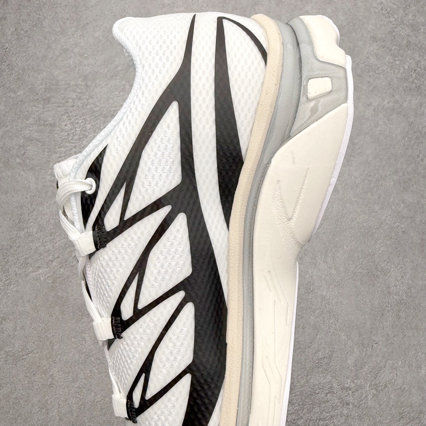 图片[7]-MM6 Maison Margiela x SALOMON XT-6 萨洛蒙联名系列低帮城市越野机能透气休闲运动鞋 鞋舌处附有迷你网眼袋收纳鞋绳以及下方的多色 Logo 标签 接着搭载奶油色 ACS 技术中底以及金色 TPU 塑料部件提升鞋款耐用性 中底与鞋面之间饰有海蓝色条状细节有效增添鞋款层次 最后应用黑色 Contragrip Chevron 外底完成鞋款设计 这次配色颇为高调 两款配色均以绚丽的渐变设计呈现 一款以粉紫渐变主打 另一款以黄绿渐变呈现 视觉效果相当吸睛 鞋面的使用玻璃纤维覆盖物加固 并通过细绳扣系带系统进行锁定 Salomon 的品牌logo 出现在脚后跟和前掌部位 中底虽然偏薄 但非常耐用 与模压塑料ACS 框架以及致密AC2 Muscle 鞋底单元结合 能够提供出色的支撑力和缓冲性 尺码：36 36.5 37.5 38 38.5 39 40 40.5 41 42 42.5 43 44 44.5 45 46.5-选品中心