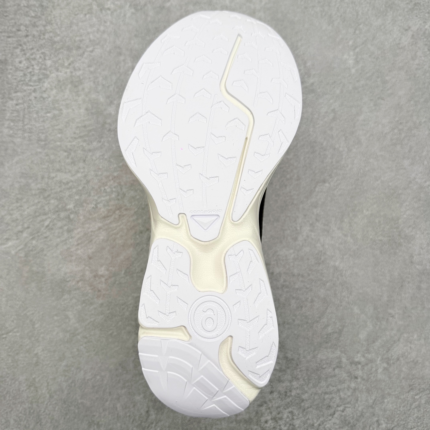 图片[9]-MM6 Maison Margiela x SALOMON XT-6 萨洛蒙联名系列低帮城市越野机能透气休闲运动鞋 鞋舌处附有迷你网眼袋收纳鞋绳以及下方的多色 Logo 标签 接着搭载奶油色 ACS 技术中底以及金色 TPU 塑料部件提升鞋款耐用性 中底与鞋面之间饰有海蓝色条状细节有效增添鞋款层次 最后应用黑色 Contragrip Chevron 外底完成鞋款设计 这次配色颇为高调 两款配色均以绚丽的渐变设计呈现 一款以粉紫渐变主打 另一款以黄绿渐变呈现 视觉效果相当吸睛 鞋面的使用玻璃纤维覆盖物加固 并通过细绳扣系带系统进行锁定 Salomon 的品牌logo 出现在脚后跟和前掌部位 中底虽然偏薄 但非常耐用 与模压塑料ACS 框架以及致密AC2 Muscle 鞋底单元结合 能够提供出色的支撑力和缓冲性 尺码：36 36.5 37.5 38 38.5 39 40 40.5 41 42 42.5 43 44 44.5 45 46.5-选品中心