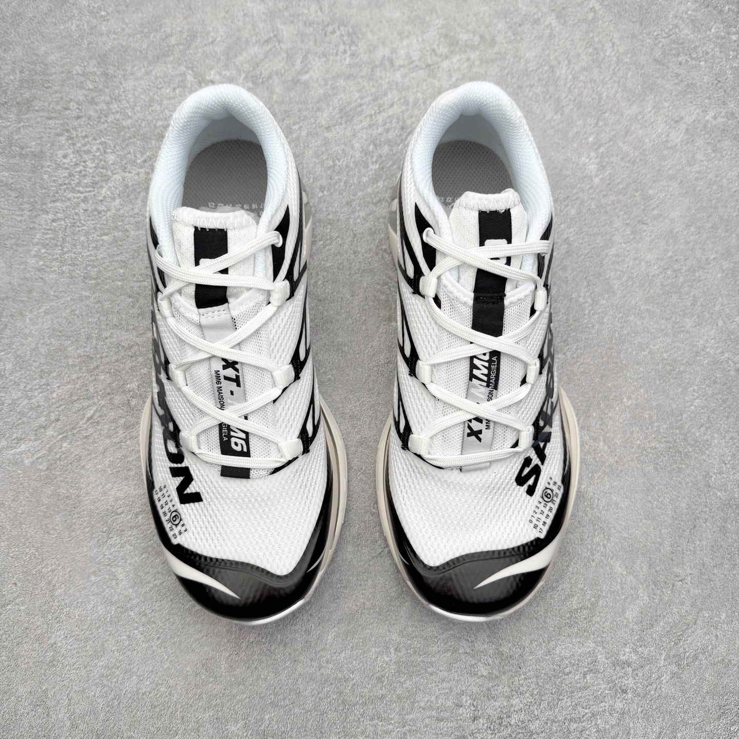 图片[2]-MM6 Maison Margiela x SALOMON XT-6 萨洛蒙联名系列低帮城市越野机能透气休闲运动鞋 鞋舌处附有迷你网眼袋收纳鞋绳以及下方的多色 Logo 标签 接着搭载奶油色 ACS 技术中底以及金色 TPU 塑料部件提升鞋款耐用性 中底与鞋面之间饰有海蓝色条状细节有效增添鞋款层次 最后应用黑色 Contragrip Chevron 外底完成鞋款设计 这次配色颇为高调 两款配色均以绚丽的渐变设计呈现 一款以粉紫渐变主打 另一款以黄绿渐变呈现 视觉效果相当吸睛 鞋面的使用玻璃纤维覆盖物加固 并通过细绳扣系带系统进行锁定 Salomon 的品牌logo 出现在脚后跟和前掌部位 中底虽然偏薄 但非常耐用 与模压塑料ACS 框架以及致密AC2 Muscle 鞋底单元结合 能够提供出色的支撑力和缓冲性 尺码：36 36.5 37.5 38 38.5 39 40 40.5 41 42 42.5 43 44 44.5 45 46.5-选品中心