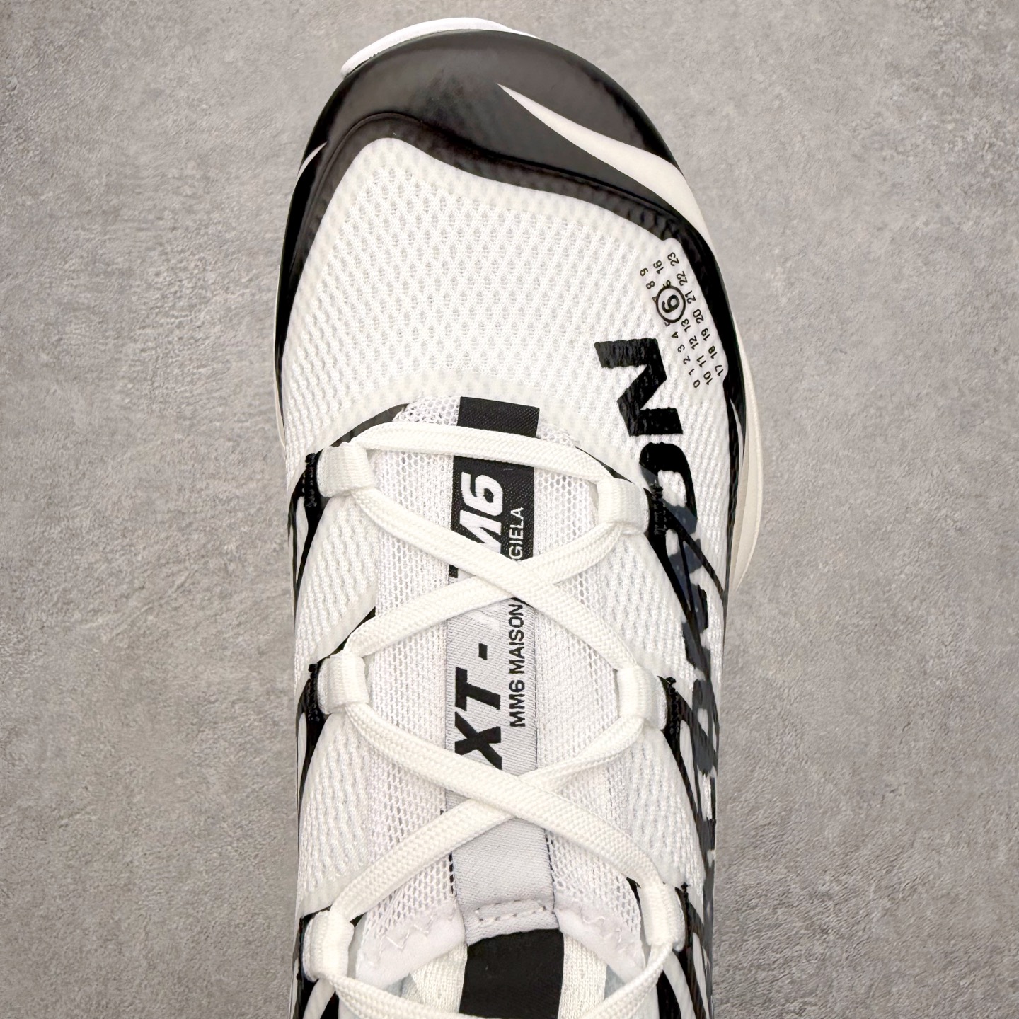 图片[4]-MM6 Maison Margiela x SALOMON XT-6 萨洛蒙联名系列低帮城市越野机能透气休闲运动鞋 鞋舌处附有迷你网眼袋收纳鞋绳以及下方的多色 Logo 标签 接着搭载奶油色 ACS 技术中底以及金色 TPU 塑料部件提升鞋款耐用性 中底与鞋面之间饰有海蓝色条状细节有效增添鞋款层次 最后应用黑色 Contragrip Chevron 外底完成鞋款设计 这次配色颇为高调 两款配色均以绚丽的渐变设计呈现 一款以粉紫渐变主打 另一款以黄绿渐变呈现 视觉效果相当吸睛 鞋面的使用玻璃纤维覆盖物加固 并通过细绳扣系带系统进行锁定 Salomon 的品牌logo 出现在脚后跟和前掌部位 中底虽然偏薄 但非常耐用 与模压塑料ACS 框架以及致密AC2 Muscle 鞋底单元结合 能够提供出色的支撑力和缓冲性 尺码：36 36.5 37.5 38 38.5 39 40 40.5 41 42 42.5 43 44 44.5 45 46.5-选品中心