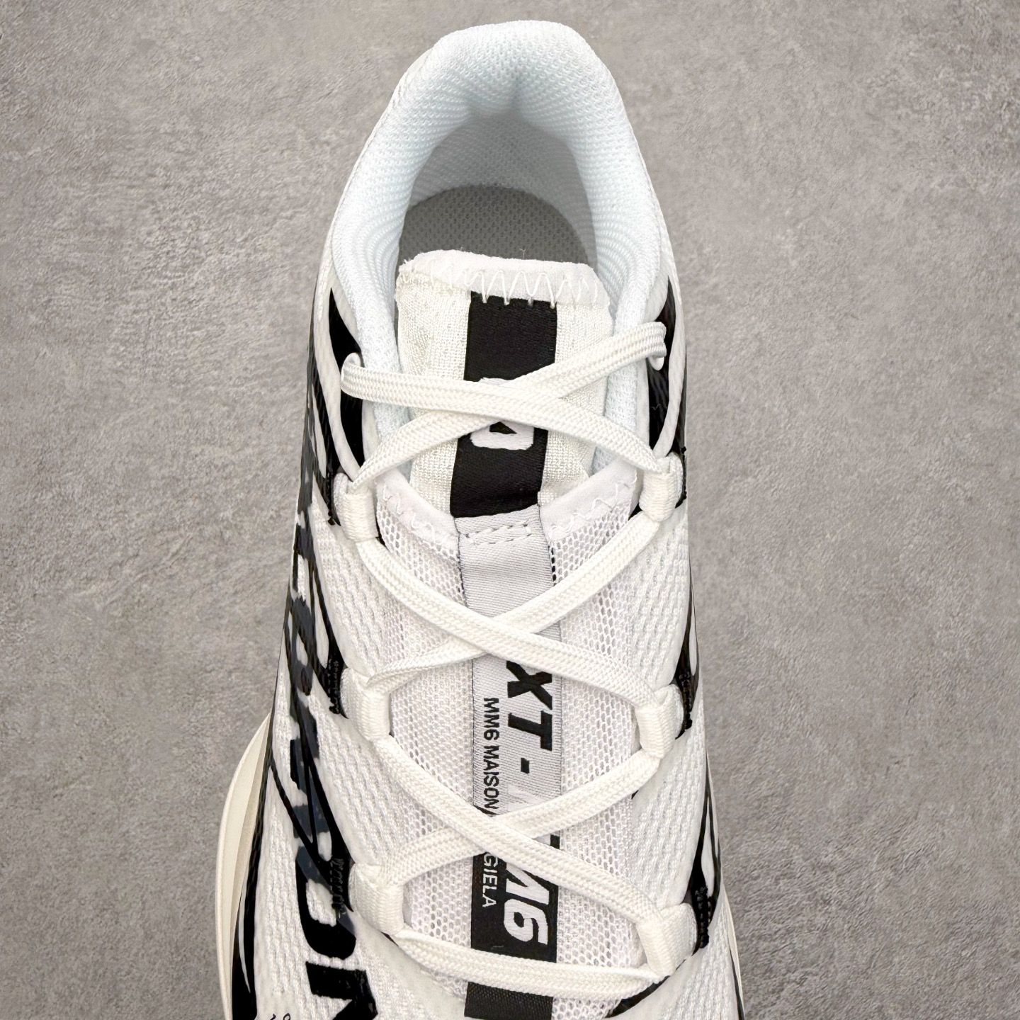 图片[5]-MM6 Maison Margiela x SALOMON XT-6 萨洛蒙联名系列低帮城市越野机能透气休闲运动鞋 鞋舌处附有迷你网眼袋收纳鞋绳以及下方的多色 Logo 标签 接着搭载奶油色 ACS 技术中底以及金色 TPU 塑料部件提升鞋款耐用性 中底与鞋面之间饰有海蓝色条状细节有效增添鞋款层次 最后应用黑色 Contragrip Chevron 外底完成鞋款设计 这次配色颇为高调 两款配色均以绚丽的渐变设计呈现 一款以粉紫渐变主打 另一款以黄绿渐变呈现 视觉效果相当吸睛 鞋面的使用玻璃纤维覆盖物加固 并通过细绳扣系带系统进行锁定 Salomon 的品牌logo 出现在脚后跟和前掌部位 中底虽然偏薄 但非常耐用 与模压塑料ACS 框架以及致密AC2 Muscle 鞋底单元结合 能够提供出色的支撑力和缓冲性 尺码：36 36.5 37.5 38 38.5 39 40 40.5 41 42 42.5 43 44 44.5 45 46.5-选品中心