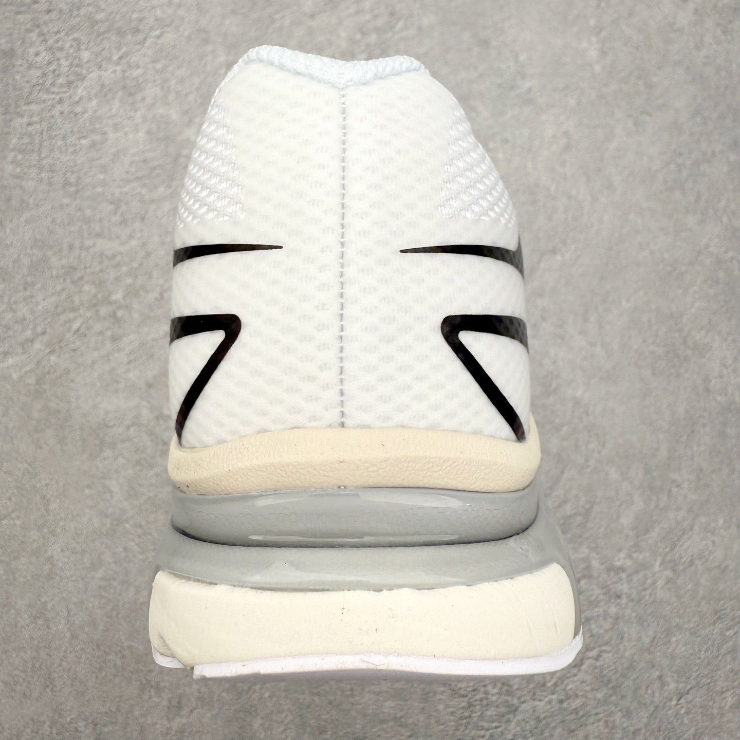 图片[8]-MM6 Maison Margiela x SALOMON XT-6 萨洛蒙联名系列低帮城市越野机能透气休闲运动鞋 鞋舌处附有迷你网眼袋收纳鞋绳以及下方的多色 Logo 标签 接着搭载奶油色 ACS 技术中底以及金色 TPU 塑料部件提升鞋款耐用性 中底与鞋面之间饰有海蓝色条状细节有效增添鞋款层次 最后应用黑色 Contragrip Chevron 外底完成鞋款设计 这次配色颇为高调 两款配色均以绚丽的渐变设计呈现 一款以粉紫渐变主打 另一款以黄绿渐变呈现 视觉效果相当吸睛 鞋面的使用玻璃纤维覆盖物加固 并通过细绳扣系带系统进行锁定 Salomon 的品牌logo 出现在脚后跟和前掌部位 中底虽然偏薄 但非常耐用 与模压塑料ACS 框架以及致密AC2 Muscle 鞋底单元结合 能够提供出色的支撑力和缓冲性 尺码：36 36.5 37.5 38 38.5 39 40 40.5 41 42 42.5 43 44 44.5 45 46.5-选品中心