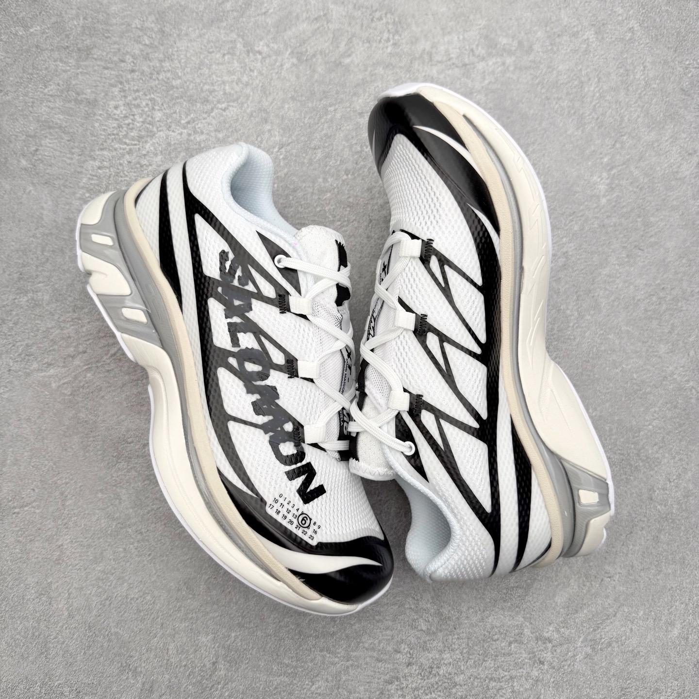 图片[3]-MM6 Maison Margiela x SALOMON XT-6 萨洛蒙联名系列低帮城市越野机能透气休闲运动鞋 鞋舌处附有迷你网眼袋收纳鞋绳以及下方的多色 Logo 标签 接着搭载奶油色 ACS 技术中底以及金色 TPU 塑料部件提升鞋款耐用性 中底与鞋面之间饰有海蓝色条状细节有效增添鞋款层次 最后应用黑色 Contragrip Chevron 外底完成鞋款设计 这次配色颇为高调 两款配色均以绚丽的渐变设计呈现 一款以粉紫渐变主打 另一款以黄绿渐变呈现 视觉效果相当吸睛 鞋面的使用玻璃纤维覆盖物加固 并通过细绳扣系带系统进行锁定 Salomon 的品牌logo 出现在脚后跟和前掌部位 中底虽然偏薄 但非常耐用 与模压塑料ACS 框架以及致密AC2 Muscle 鞋底单元结合 能够提供出色的支撑力和缓冲性 尺码：36 36.5 37.5 38 38.5 39 40 40.5 41 42 42.5 43 44 44.5 45 46.5-选品中心