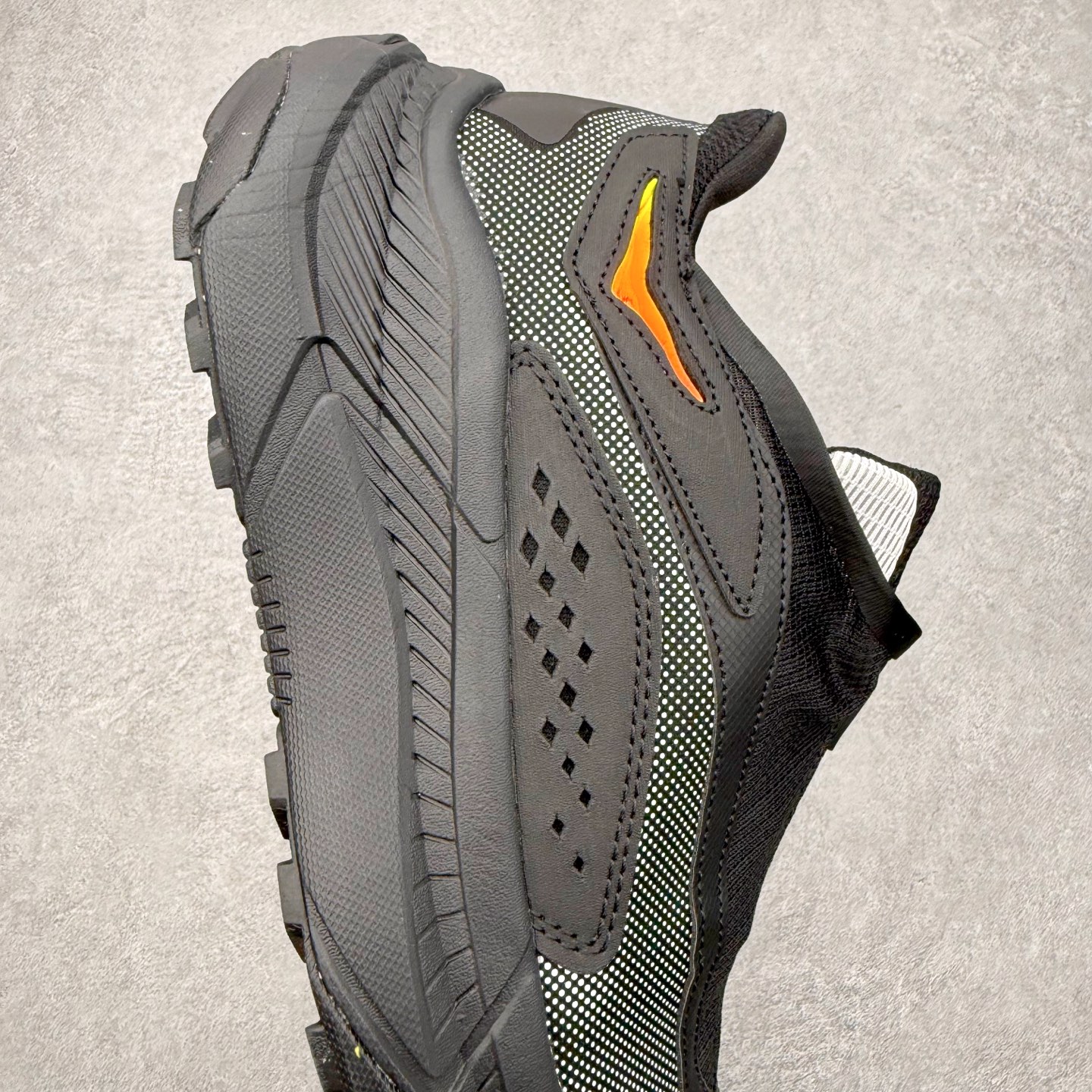 图片[6]-HOKA ONE ONE PROJECT TRANSPORT 舒适百搭防滑耐磨低帮生活休闲鞋 男女同款 HOKA ONE ONE是来自美国的跑步鞋知名品牌，创立于2009年，始终致力于为所有跑者提供更新、更好的跑步装备。相比常规跑鞋，HOKA ONE ONE特别研发使用性能独特的几何形跑鞋中底，此种鞋底更厚、更高、回弹性也更好，除了卓越的缓冲性能，它还能內各种阶段的跑者带来更具动感、更加稳定的跑步体验。HOKAONE ONE从设计之初就清楚意识到，要保证跑者步幅的均匀一致，双脚自然而然的运动至关重要。尺码：36 36.5 37.5 38 38.5 39 40 40.5 41 42 42.5 43 44 44.5 45-选品中心