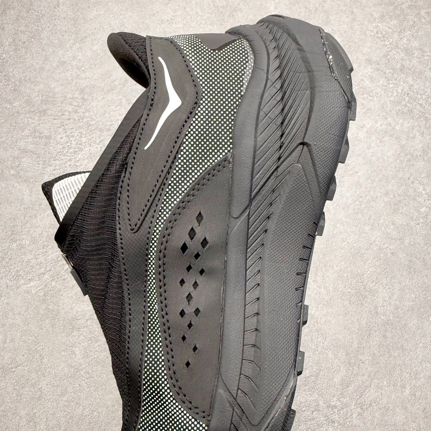 图片[7]-HOKA ONE ONE PROJECT TRANSPORT 舒适百搭防滑耐磨低帮生活休闲鞋 男女同款 HOKA ONE ONE是来自美国的跑步鞋知名品牌，创立于2009年，始终致力于为所有跑者提供更新、更好的跑步装备。相比常规跑鞋，HOKA ONE ONE特别研发使用性能独特的几何形跑鞋中底，此种鞋底更厚、更高、回弹性也更好，除了卓越的缓冲性能，它还能內各种阶段的跑者带来更具动感、更加稳定的跑步体验。HOKAONE ONE从设计之初就清楚意识到，要保证跑者步幅的均匀一致，双脚自然而然的运动至关重要。尺码：36 36.5 37.5 38 38.5 39 40 40.5 41 42 42.5 43 44 44.5 45-选品中心