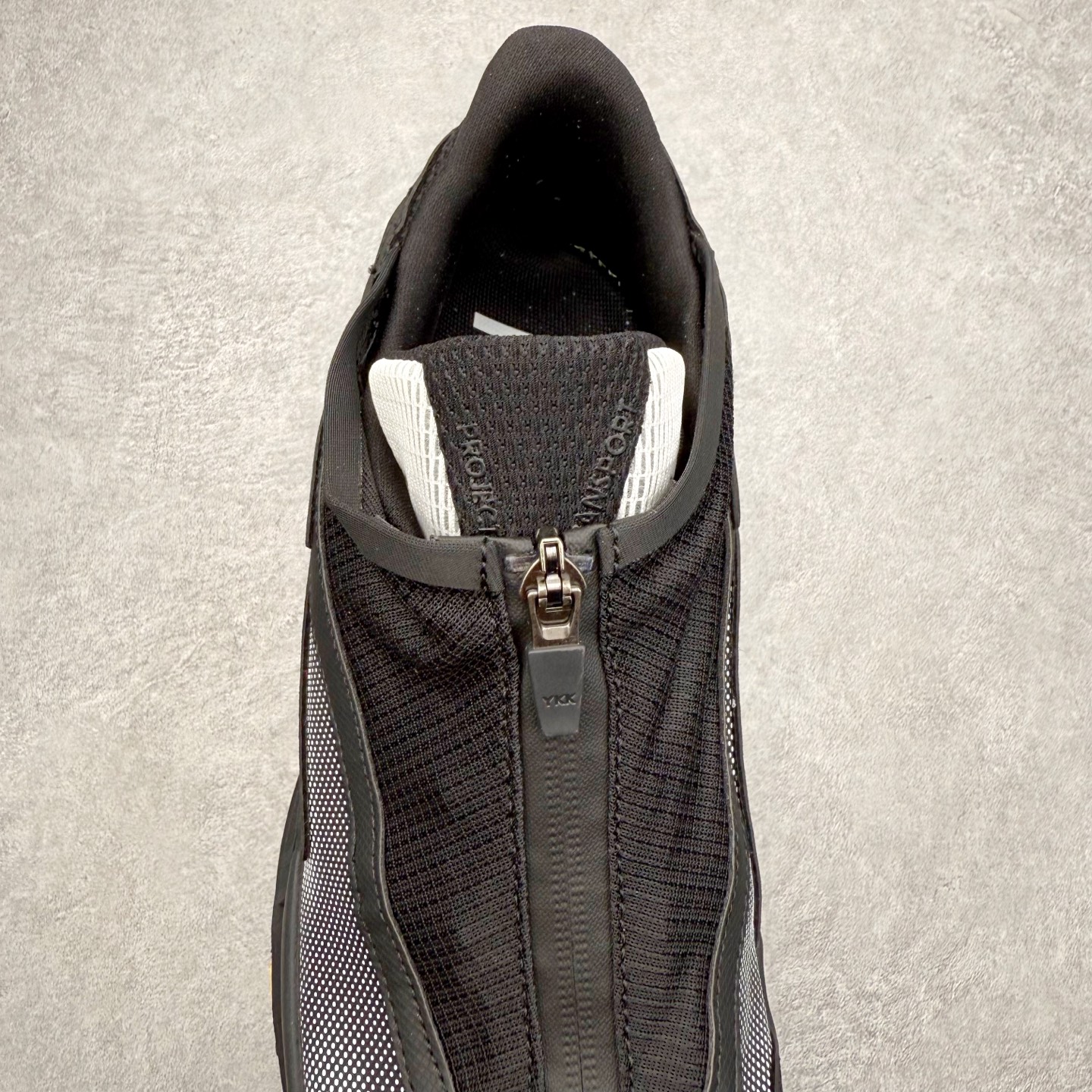 图片[5]-HOKA ONE ONE PROJECT TRANSPORT 舒适百搭防滑耐磨低帮生活休闲鞋 男女同款 HOKA ONE ONE是来自美国的跑步鞋知名品牌，创立于2009年，始终致力于为所有跑者提供更新、更好的跑步装备。相比常规跑鞋，HOKA ONE ONE特别研发使用性能独特的几何形跑鞋中底，此种鞋底更厚、更高、回弹性也更好，除了卓越的缓冲性能，它还能內各种阶段的跑者带来更具动感、更加稳定的跑步体验。HOKAONE ONE从设计之初就清楚意识到，要保证跑者步幅的均匀一致，双脚自然而然的运动至关重要。尺码：36 36.5 37.5 38 38.5 39 40 40.5 41 42 42.5 43 44 44.5 45-选品中心