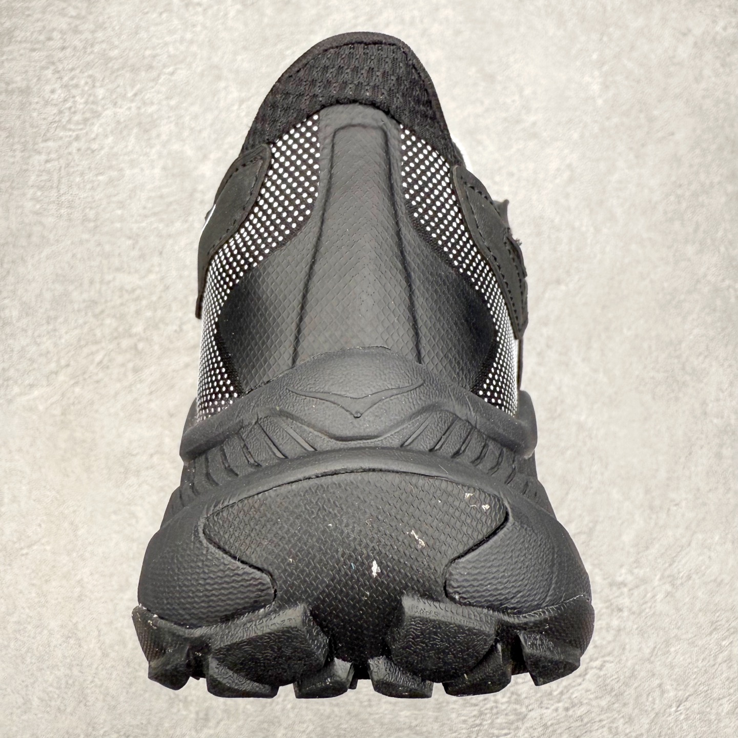 图片[8]-HOKA ONE ONE PROJECT TRANSPORT 舒适百搭防滑耐磨低帮生活休闲鞋 男女同款 HOKA ONE ONE是来自美国的跑步鞋知名品牌，创立于2009年，始终致力于为所有跑者提供更新、更好的跑步装备。相比常规跑鞋，HOKA ONE ONE特别研发使用性能独特的几何形跑鞋中底，此种鞋底更厚、更高、回弹性也更好，除了卓越的缓冲性能，它还能內各种阶段的跑者带来更具动感、更加稳定的跑步体验。HOKAONE ONE从设计之初就清楚意识到，要保证跑者步幅的均匀一致，双脚自然而然的运动至关重要。尺码：36 36.5 37.5 38 38.5 39 40 40.5 41 42 42.5 43 44 44.5 45-选品中心