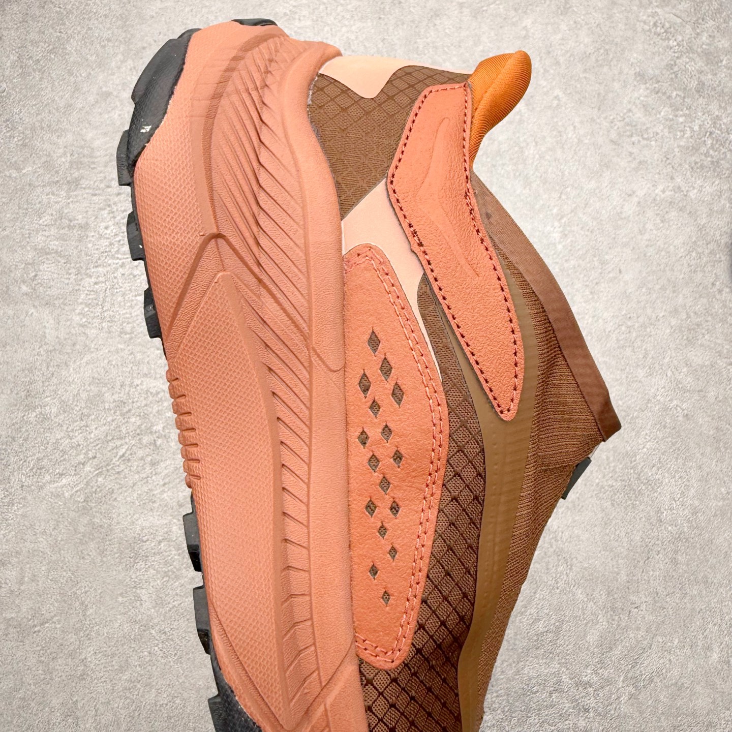 图片[6]-HOKA ONE ONE PROJECT TRANSPORT 舒适百搭防滑耐磨低帮生活休闲鞋 男女同款 HOKA ONE ONE是来自美国的跑步鞋知名品牌，创立于2009年，始终致力于为所有跑者提供更新、更好的跑步装备。相比常规跑鞋，HOKA ONE ONE特别研发使用性能独特的几何形跑鞋中底，此种鞋底更厚、更高、回弹性也更好，除了卓越的缓冲性能，它还能內各种阶段的跑者带来更具动感、更加稳定的跑步体验。HOKAONE ONE从设计之初就清楚意识到，要保证跑者步幅的均匀一致，双脚自然而然的运动至关重要。尺码：36 36.5 37.5 38 38.5 39 40 40.5 41 42 42.5 43 44 44.5 45-选品中心