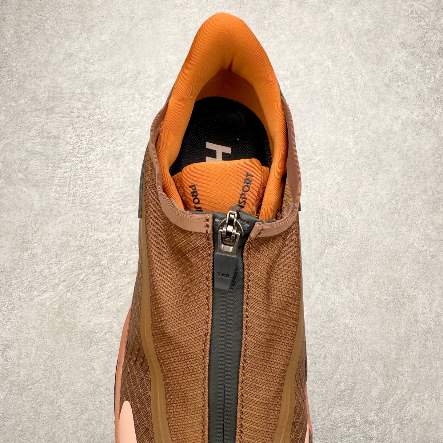 图片[5]-HOKA ONE ONE PROJECT TRANSPORT 舒适百搭防滑耐磨低帮生活休闲鞋 男女同款 HOKA ONE ONE是来自美国的跑步鞋知名品牌，创立于2009年，始终致力于为所有跑者提供更新、更好的跑步装备。相比常规跑鞋，HOKA ONE ONE特别研发使用性能独特的几何形跑鞋中底，此种鞋底更厚、更高、回弹性也更好，除了卓越的缓冲性能，它还能內各种阶段的跑者带来更具动感、更加稳定的跑步体验。HOKAONE ONE从设计之初就清楚意识到，要保证跑者步幅的均匀一致，双脚自然而然的运动至关重要。尺码：36 36.5 37.5 38 38.5 39 40 40.5 41 42 42.5 43 44 44.5 45-选品中心