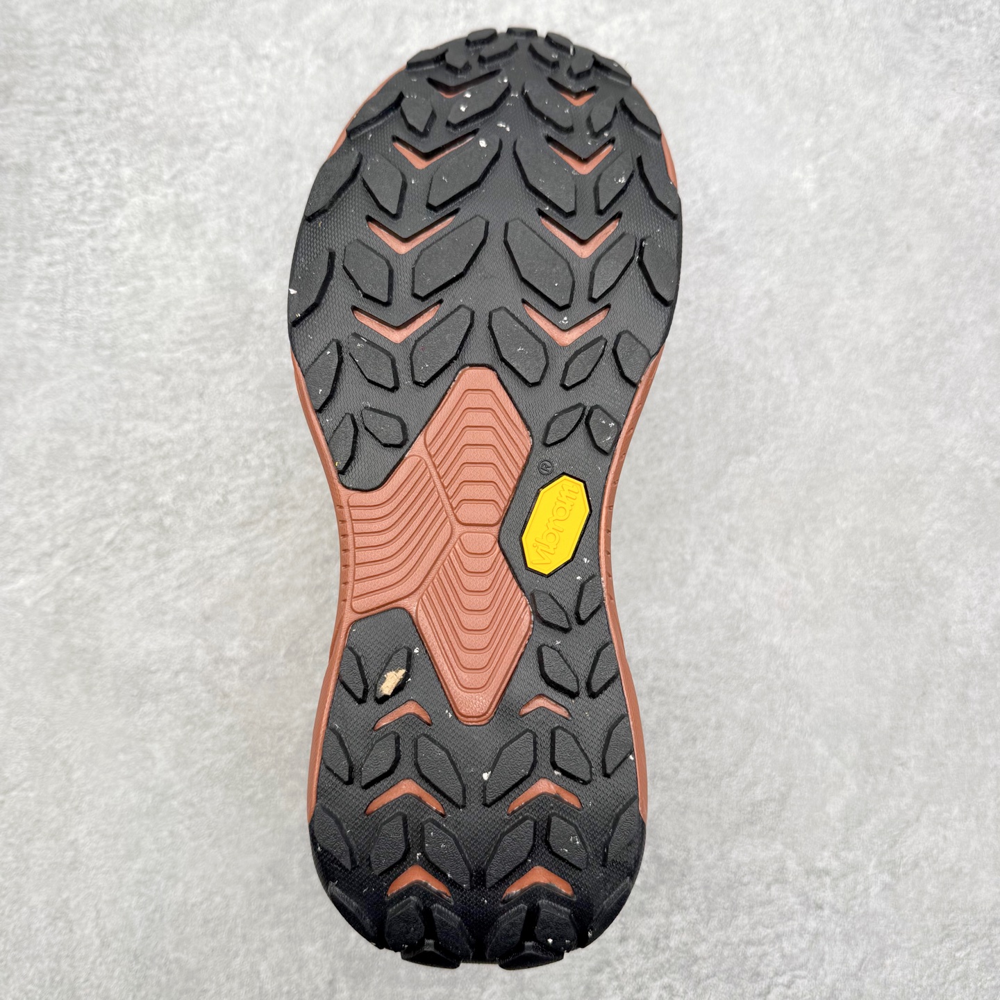 图片[9]-HOKA ONE ONE PROJECT TRANSPORT 舒适百搭防滑耐磨低帮生活休闲鞋 男女同款 HOKA ONE ONE是来自美国的跑步鞋知名品牌，创立于2009年，始终致力于为所有跑者提供更新、更好的跑步装备。相比常规跑鞋，HOKA ONE ONE特别研发使用性能独特的几何形跑鞋中底，此种鞋底更厚、更高、回弹性也更好，除了卓越的缓冲性能，它还能內各种阶段的跑者带来更具动感、更加稳定的跑步体验。HOKAONE ONE从设计之初就清楚意识到，要保证跑者步幅的均匀一致，双脚自然而然的运动至关重要。尺码：36 36.5 37.5 38 38.5 39 40 40.5 41 42 42.5 43 44 44.5 45-选品中心