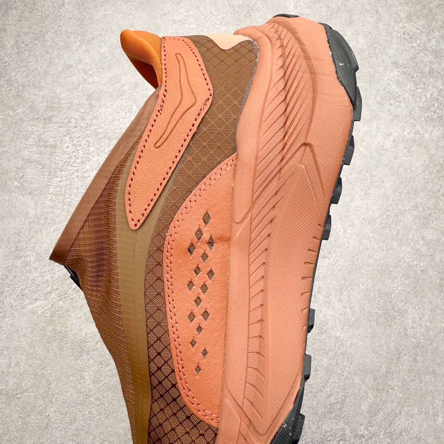 图片[7]-HOKA ONE ONE PROJECT TRANSPORT 舒适百搭防滑耐磨低帮生活休闲鞋 男女同款 HOKA ONE ONE是来自美国的跑步鞋知名品牌，创立于2009年，始终致力于为所有跑者提供更新、更好的跑步装备。相比常规跑鞋，HOKA ONE ONE特别研发使用性能独特的几何形跑鞋中底，此种鞋底更厚、更高、回弹性也更好，除了卓越的缓冲性能，它还能內各种阶段的跑者带来更具动感、更加稳定的跑步体验。HOKAONE ONE从设计之初就清楚意识到，要保证跑者步幅的均匀一致，双脚自然而然的运动至关重要。尺码：36 36.5 37.5 38 38.5 39 40 40.5 41 42 42.5 43 44 44.5 45-选品中心