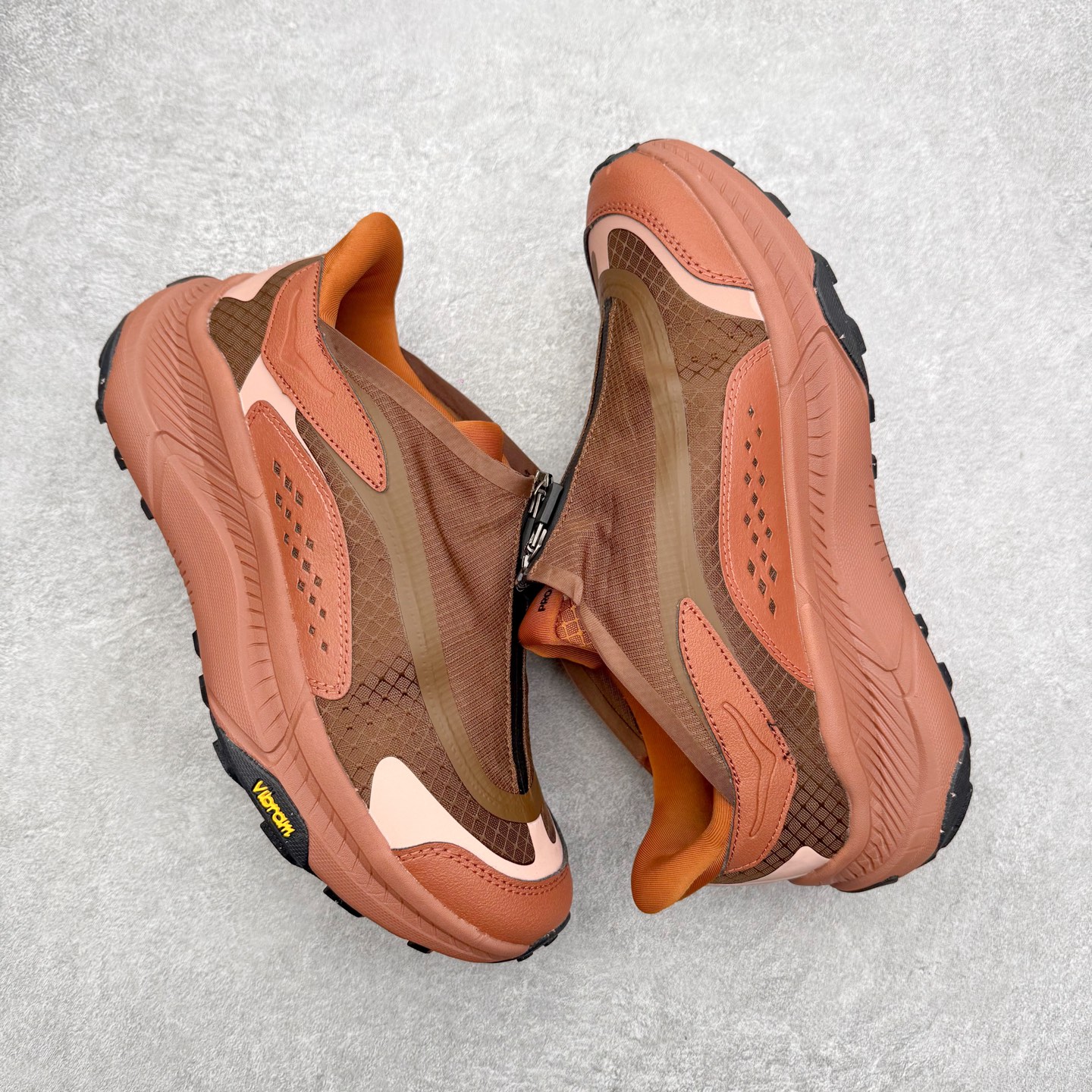 图片[3]-HOKA ONE ONE PROJECT TRANSPORT 舒适百搭防滑耐磨低帮生活休闲鞋 男女同款 HOKA ONE ONE是来自美国的跑步鞋知名品牌，创立于2009年，始终致力于为所有跑者提供更新、更好的跑步装备。相比常规跑鞋，HOKA ONE ONE特别研发使用性能独特的几何形跑鞋中底，此种鞋底更厚、更高、回弹性也更好，除了卓越的缓冲性能，它还能內各种阶段的跑者带来更具动感、更加稳定的跑步体验。HOKAONE ONE从设计之初就清楚意识到，要保证跑者步幅的均匀一致，双脚自然而然的运动至关重要。尺码：36 36.5 37.5 38 38.5 39 40 40.5 41 42 42.5 43 44 44.5 45-选品中心