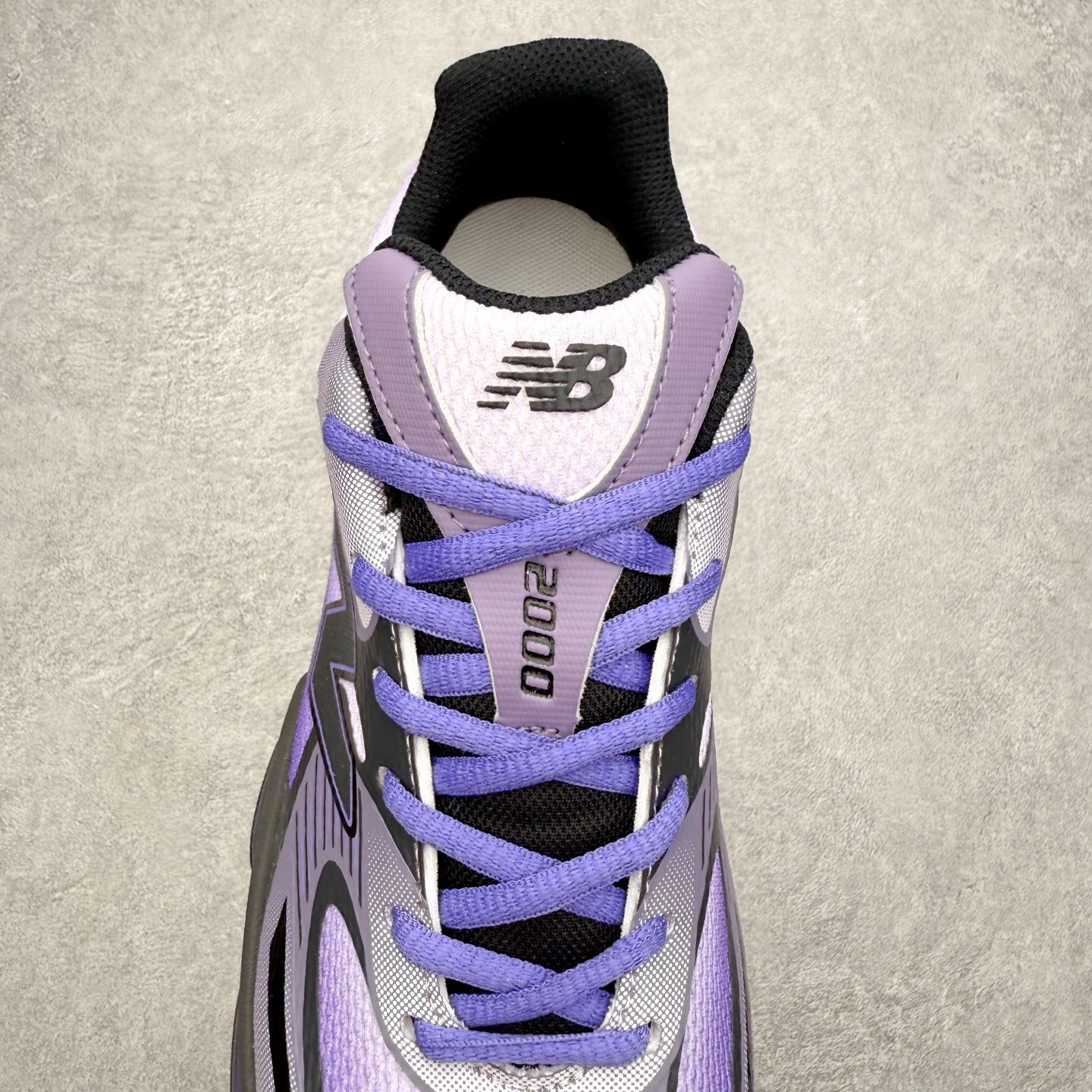 图片[5]-New Balance NB2000 舒适百搭防滑耐磨低帮 休闲跑步鞋 New Balance 在近两年的球鞋市场屡出奇招，在经典鞋型保持进一步增长的同时，推出的每一款新鞋型也都有傲人的战绩。在 327、9060 等鞋型获得成功之后，今天 New Balance 家族又迎来了新鲜血液的注入。这双 New Balance 2000 依然是融合了新旧元素的跑鞋造型，命名为 2000，或许是它的设计理念有着 Y2K 的血统。最大的亮点，在于这双鞋的中底。外侧以五个 ABZORB 单元，带来极具辨识度和冲击力的视觉效果，让这双鞋在外观和脚感方面都颇具吸引力。尺码：36 37 37.5 38 38.5 39 40 40.5 41 42 42.5 43 44 45 46-选品中心