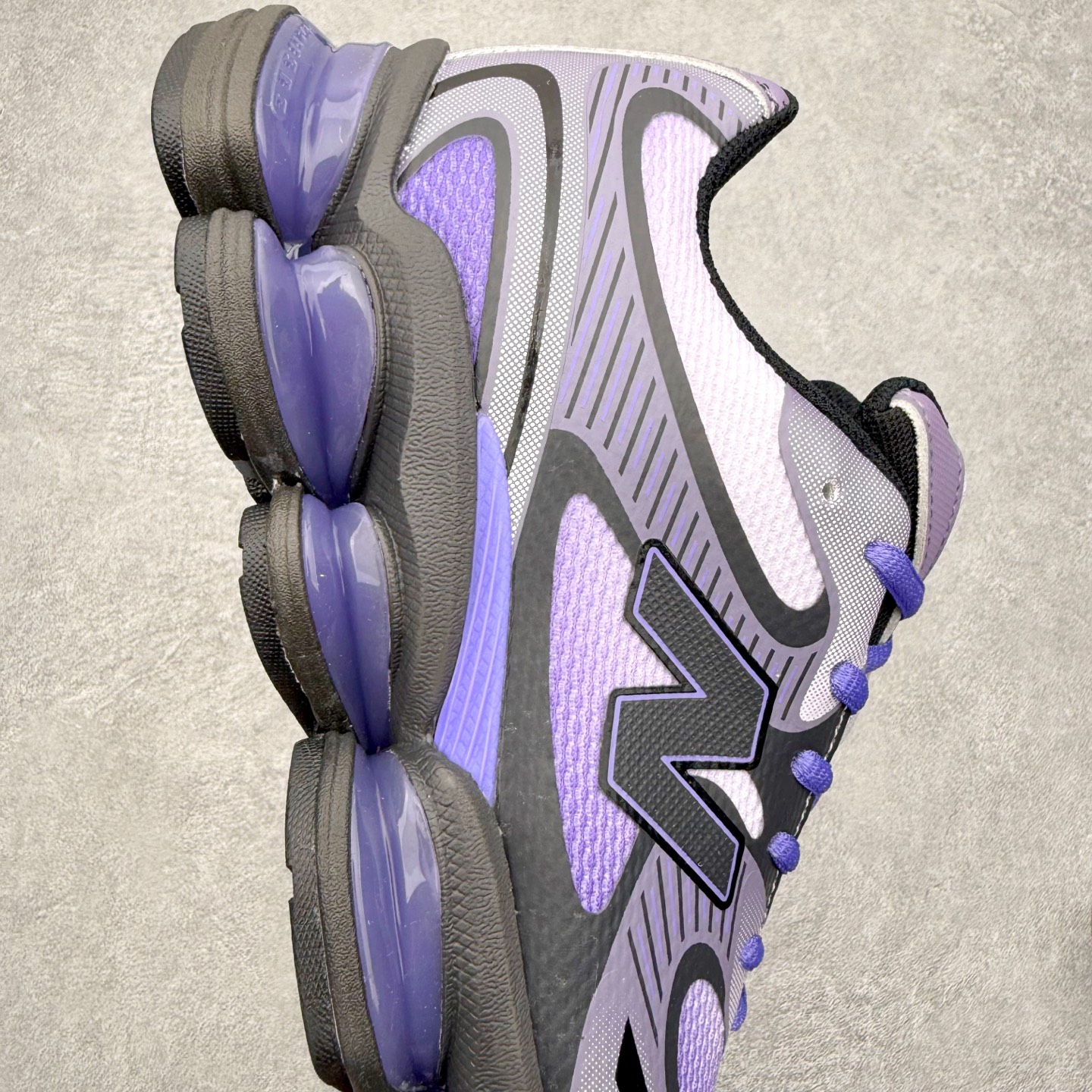 图片[6]-New Balance NB2000 舒适百搭防滑耐磨低帮 休闲跑步鞋 New Balance 在近两年的球鞋市场屡出奇招，在经典鞋型保持进一步增长的同时，推出的每一款新鞋型也都有傲人的战绩。在 327、9060 等鞋型获得成功之后，今天 New Balance 家族又迎来了新鲜血液的注入。这双 New Balance 2000 依然是融合了新旧元素的跑鞋造型，命名为 2000，或许是它的设计理念有着 Y2K 的血统。最大的亮点，在于这双鞋的中底。外侧以五个 ABZORB 单元，带来极具辨识度和冲击力的视觉效果，让这双鞋在外观和脚感方面都颇具吸引力。尺码：36 37 37.5 38 38.5 39 40 40.5 41 42 42.5 43 44 45 46-选品中心