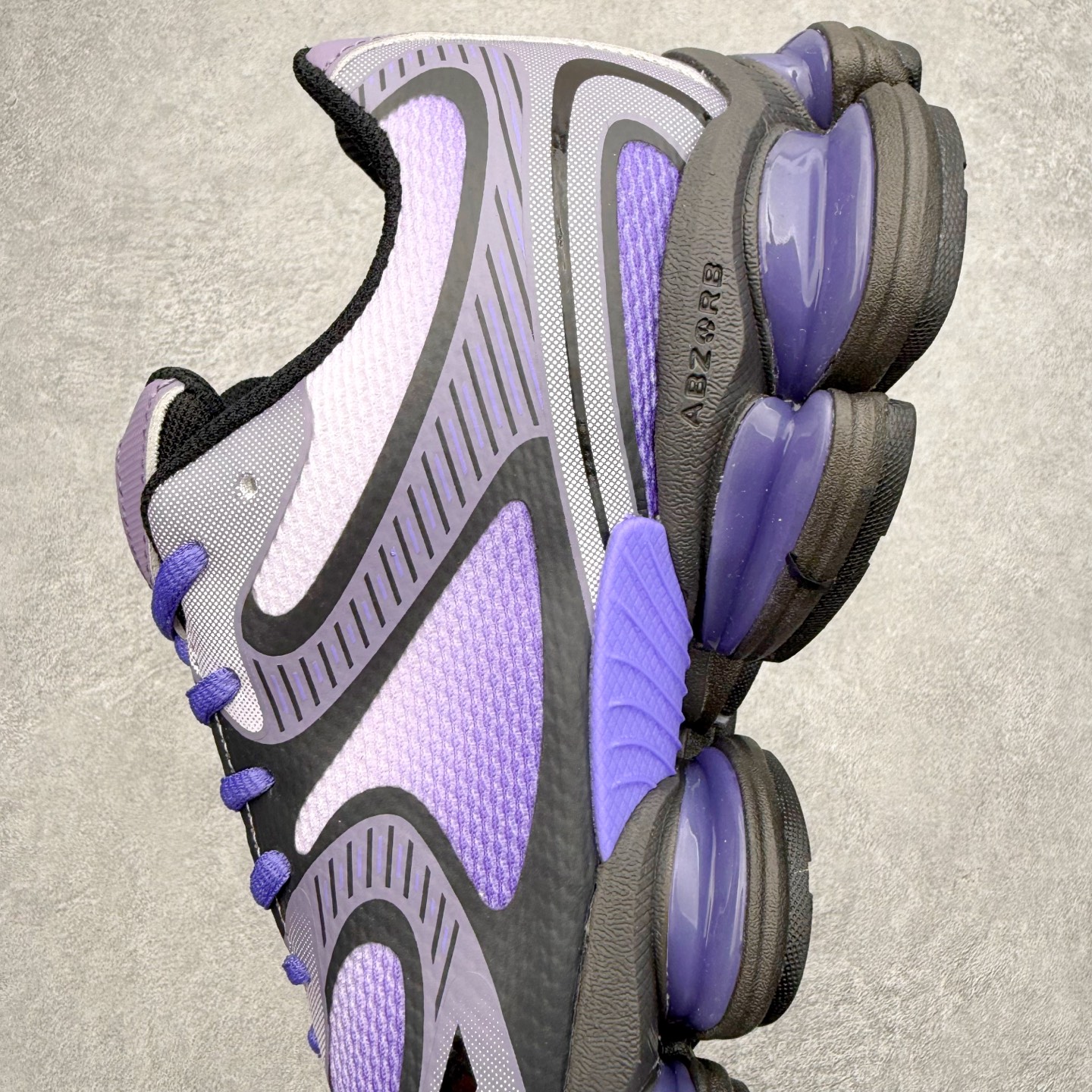 图片[7]-New Balance NB2000 舒适百搭防滑耐磨低帮 休闲跑步鞋 New Balance 在近两年的球鞋市场屡出奇招，在经典鞋型保持进一步增长的同时，推出的每一款新鞋型也都有傲人的战绩。在 327、9060 等鞋型获得成功之后，今天 New Balance 家族又迎来了新鲜血液的注入。这双 New Balance 2000 依然是融合了新旧元素的跑鞋造型，命名为 2000，或许是它的设计理念有着 Y2K 的血统。最大的亮点，在于这双鞋的中底。外侧以五个 ABZORB 单元，带来极具辨识度和冲击力的视觉效果，让这双鞋在外观和脚感方面都颇具吸引力。尺码：36 37 37.5 38 38.5 39 40 40.5 41 42 42.5 43 44 45 46-选品中心