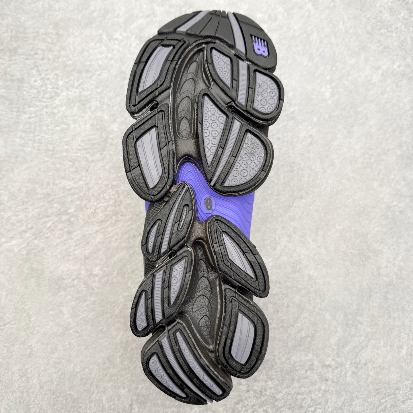 图片[9]-New Balance NB2000 舒适百搭防滑耐磨低帮 休闲跑步鞋 New Balance 在近两年的球鞋市场屡出奇招，在经典鞋型保持进一步增长的同时，推出的每一款新鞋型也都有傲人的战绩。在 327、9060 等鞋型获得成功之后，今天 New Balance 家族又迎来了新鲜血液的注入。这双 New Balance 2000 依然是融合了新旧元素的跑鞋造型，命名为 2000，或许是它的设计理念有着 Y2K 的血统。最大的亮点，在于这双鞋的中底。外侧以五个 ABZORB 单元，带来极具辨识度和冲击力的视觉效果，让这双鞋在外观和脚感方面都颇具吸引力。尺码：36 37 37.5 38 38.5 39 40 40.5 41 42 42.5 43 44 45 46-选品中心