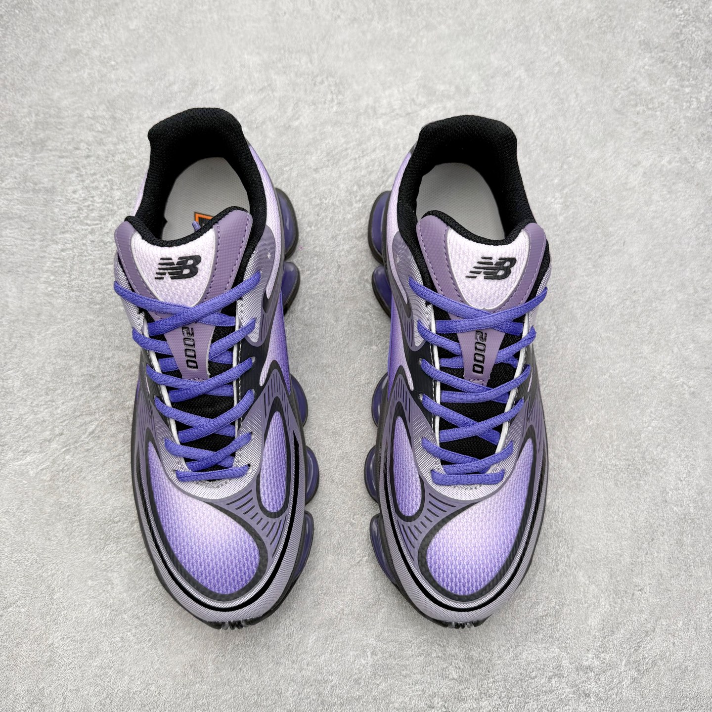 图片[2]-New Balance NB2000 舒适百搭防滑耐磨低帮 休闲跑步鞋 New Balance 在近两年的球鞋市场屡出奇招，在经典鞋型保持进一步增长的同时，推出的每一款新鞋型也都有傲人的战绩。在 327、9060 等鞋型获得成功之后，今天 New Balance 家族又迎来了新鲜血液的注入。这双 New Balance 2000 依然是融合了新旧元素的跑鞋造型，命名为 2000，或许是它的设计理念有着 Y2K 的血统。最大的亮点，在于这双鞋的中底。外侧以五个 ABZORB 单元，带来极具辨识度和冲击力的视觉效果，让这双鞋在外观和脚感方面都颇具吸引力。尺码：36 37 37.5 38 38.5 39 40 40.5 41 42 42.5 43 44 45 46-选品中心