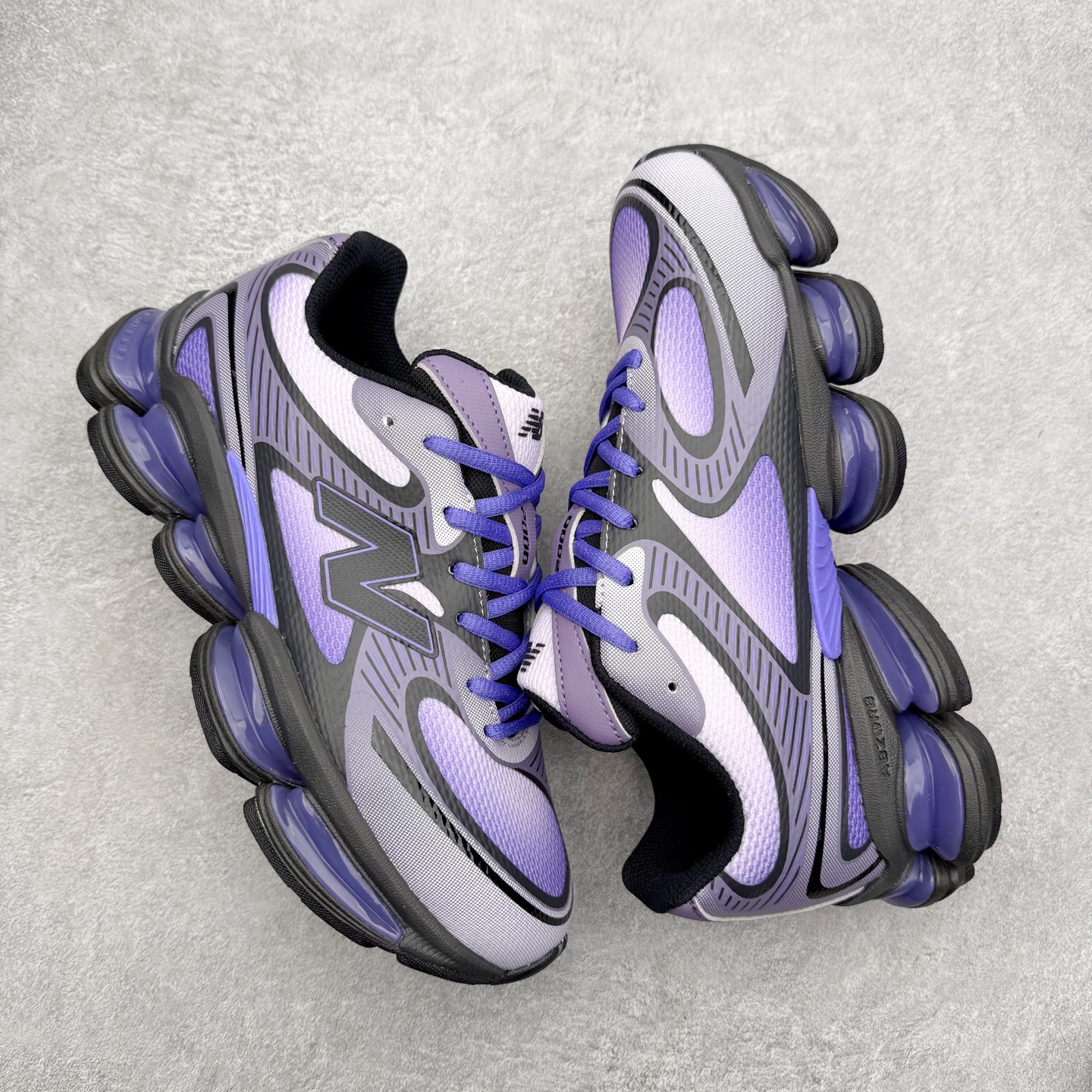 图片[3]-New Balance NB2000 舒适百搭防滑耐磨低帮 休闲跑步鞋 New Balance 在近两年的球鞋市场屡出奇招，在经典鞋型保持进一步增长的同时，推出的每一款新鞋型也都有傲人的战绩。在 327、9060 等鞋型获得成功之后，今天 New Balance 家族又迎来了新鲜血液的注入。这双 New Balance 2000 依然是融合了新旧元素的跑鞋造型，命名为 2000，或许是它的设计理念有着 Y2K 的血统。最大的亮点，在于这双鞋的中底。外侧以五个 ABZORB 单元，带来极具辨识度和冲击力的视觉效果，让这双鞋在外观和脚感方面都颇具吸引力。尺码：36 37 37.5 38 38.5 39 40 40.5 41 42 42.5 43 44 45 46-选品中心