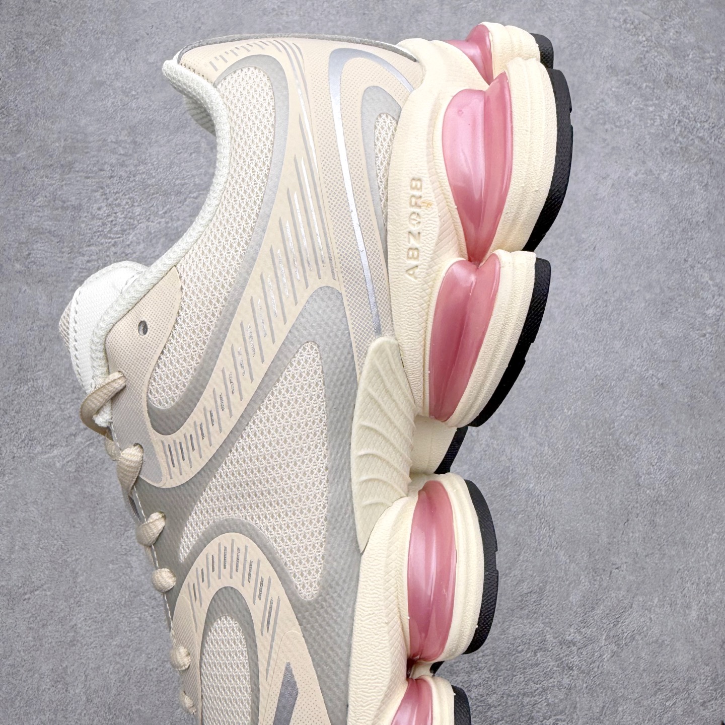 图片[7]-New Balance NB2000 舒适百搭防滑耐磨低帮 休闲跑步鞋 New Balance 在近两年的球鞋市场屡出奇招，在经典鞋型保持进一步增长的同时，推出的每一款新鞋型也都有傲人的战绩。在 327、9060 等鞋型获得成功之后，今天 New Balance 家族又迎来了新鲜血液的注入。这双 New Balance 2000 依然是融合了新旧元素的跑鞋造型，命名为 2000，或许是它的设计理念有着 Y2K 的血统。最大的亮点，在于这双鞋的中底。外侧以五个 ABZORB 单元，带来极具辨识度和冲击力的视觉效果，让这双鞋在外观和脚感方面都颇具吸引力。尺码：36 37 37.5 38 38.5 39 40 40.5 41 42 42.5 43 44 45 46-选品中心