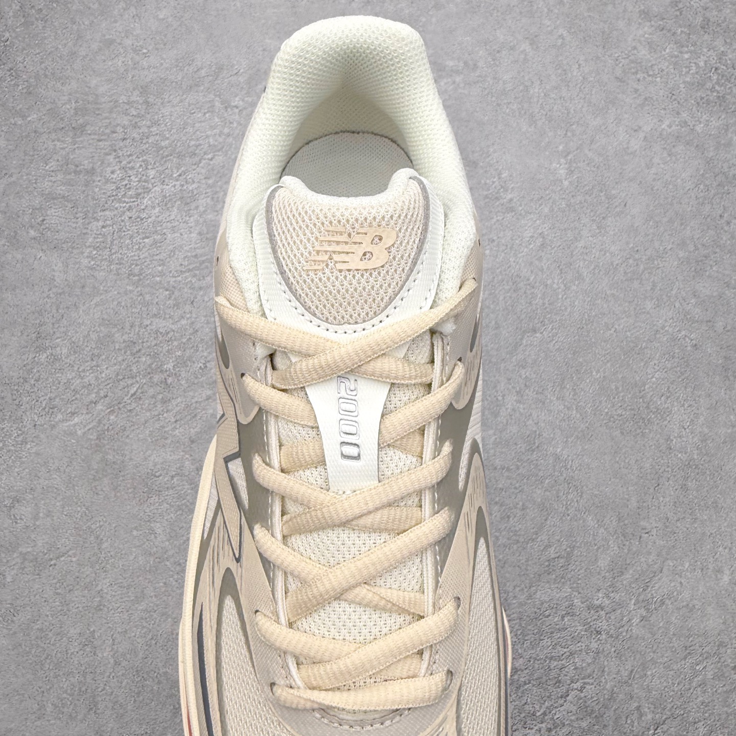 图片[5]-New Balance NB2000 舒适百搭防滑耐磨低帮 休闲跑步鞋 New Balance 在近两年的球鞋市场屡出奇招，在经典鞋型保持进一步增长的同时，推出的每一款新鞋型也都有傲人的战绩。在 327、9060 等鞋型获得成功之后，今天 New Balance 家族又迎来了新鲜血液的注入。这双 New Balance 2000 依然是融合了新旧元素的跑鞋造型，命名为 2000，或许是它的设计理念有着 Y2K 的血统。最大的亮点，在于这双鞋的中底。外侧以五个 ABZORB 单元，带来极具辨识度和冲击力的视觉效果，让这双鞋在外观和脚感方面都颇具吸引力。尺码：36 37 37.5 38 38.5 39 40 40.5 41 42 42.5 43 44 45 46-选品中心