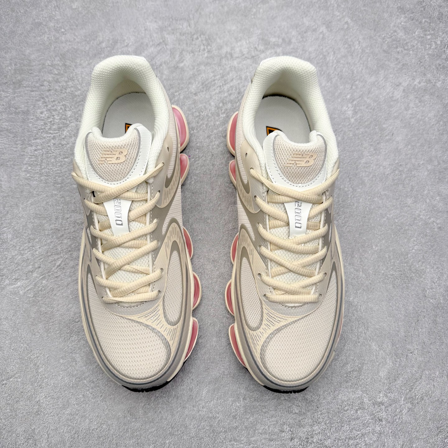 图片[2]-New Balance NB2000 舒适百搭防滑耐磨低帮 休闲跑步鞋 New Balance 在近两年的球鞋市场屡出奇招，在经典鞋型保持进一步增长的同时，推出的每一款新鞋型也都有傲人的战绩。在 327、9060 等鞋型获得成功之后，今天 New Balance 家族又迎来了新鲜血液的注入。这双 New Balance 2000 依然是融合了新旧元素的跑鞋造型，命名为 2000，或许是它的设计理念有着 Y2K 的血统。最大的亮点，在于这双鞋的中底。外侧以五个 ABZORB 单元，带来极具辨识度和冲击力的视觉效果，让这双鞋在外观和脚感方面都颇具吸引力。尺码：36 37 37.5 38 38.5 39 40 40.5 41 42 42.5 43 44 45 46-选品中心