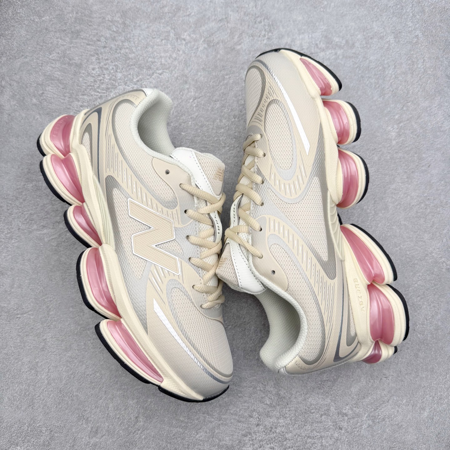 图片[3]-New Balance NB2000 舒适百搭防滑耐磨低帮 休闲跑步鞋 New Balance 在近两年的球鞋市场屡出奇招，在经典鞋型保持进一步增长的同时，推出的每一款新鞋型也都有傲人的战绩。在 327、9060 等鞋型获得成功之后，今天 New Balance 家族又迎来了新鲜血液的注入。这双 New Balance 2000 依然是融合了新旧元素的跑鞋造型，命名为 2000，或许是它的设计理念有着 Y2K 的血统。最大的亮点，在于这双鞋的中底。外侧以五个 ABZORB 单元，带来极具辨识度和冲击力的视觉效果，让这双鞋在外观和脚感方面都颇具吸引力。尺码：36 37 37.5 38 38.5 39 40 40.5 41 42 42.5 43 44 45 46-选品中心