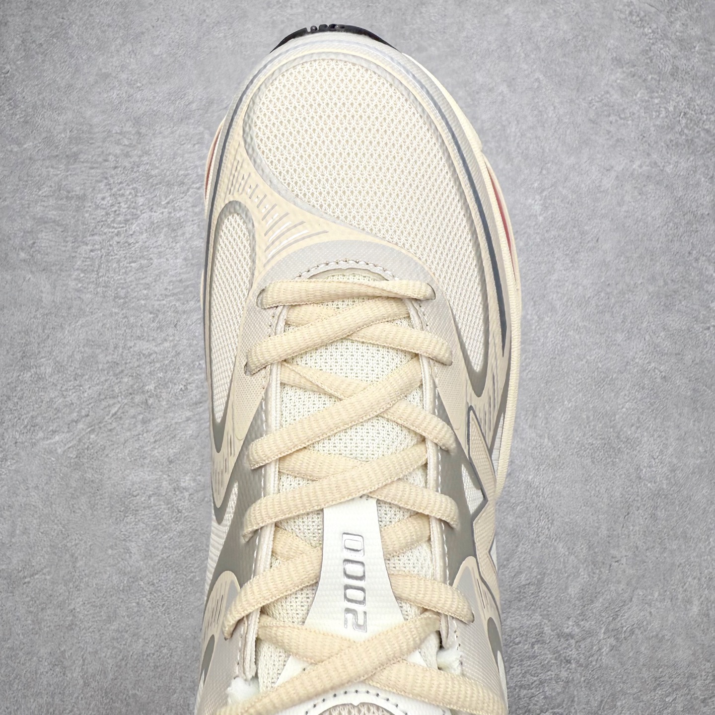 图片[4]-New Balance NB2000 舒适百搭防滑耐磨低帮 休闲跑步鞋 New Balance 在近两年的球鞋市场屡出奇招，在经典鞋型保持进一步增长的同时，推出的每一款新鞋型也都有傲人的战绩。在 327、9060 等鞋型获得成功之后，今天 New Balance 家族又迎来了新鲜血液的注入。这双 New Balance 2000 依然是融合了新旧元素的跑鞋造型，命名为 2000，或许是它的设计理念有着 Y2K 的血统。最大的亮点，在于这双鞋的中底。外侧以五个 ABZORB 单元，带来极具辨识度和冲击力的视觉效果，让这双鞋在外观和脚感方面都颇具吸引力。尺码：36 37 37.5 38 38.5 39 40 40.5 41 42 42.5 43 44 45 46-选品中心