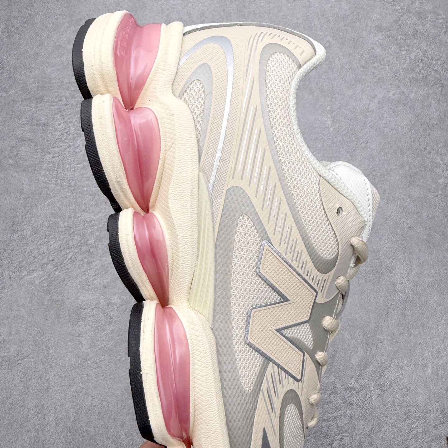 图片[6]-New Balance NB2000 舒适百搭防滑耐磨低帮 休闲跑步鞋 New Balance 在近两年的球鞋市场屡出奇招，在经典鞋型保持进一步增长的同时，推出的每一款新鞋型也都有傲人的战绩。在 327、9060 等鞋型获得成功之后，今天 New Balance 家族又迎来了新鲜血液的注入。这双 New Balance 2000 依然是融合了新旧元素的跑鞋造型，命名为 2000，或许是它的设计理念有着 Y2K 的血统。最大的亮点，在于这双鞋的中底。外侧以五个 ABZORB 单元，带来极具辨识度和冲击力的视觉效果，让这双鞋在外观和脚感方面都颇具吸引力。尺码：36 37 37.5 38 38.5 39 40 40.5 41 42 42.5 43 44 45 46-选品中心