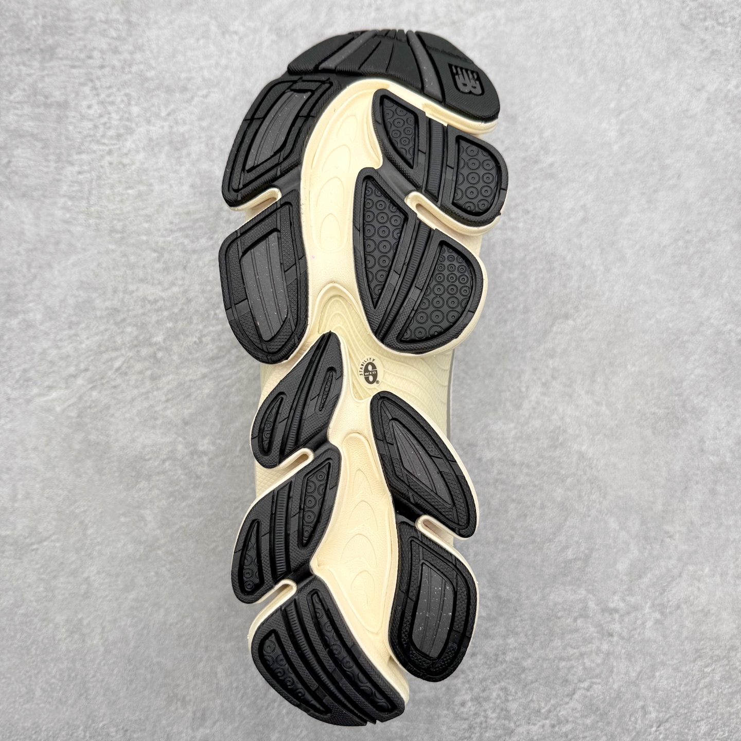 图片[9]-New Balance NB2000 舒适百搭防滑耐磨低帮 休闲跑步鞋 New Balance 在近两年的球鞋市场屡出奇招，在经典鞋型保持进一步增长的同时，推出的每一款新鞋型也都有傲人的战绩。在 327、9060 等鞋型获得成功之后，今天 New Balance 家族又迎来了新鲜血液的注入。这双 New Balance 2000 依然是融合了新旧元素的跑鞋造型，命名为 2000，或许是它的设计理念有着 Y2K 的血统。最大的亮点，在于这双鞋的中底。外侧以五个 ABZORB 单元，带来极具辨识度和冲击力的视觉效果，让这双鞋在外观和脚感方面都颇具吸引力。尺码：36 37 37.5 38 38.5 39 40 40.5 41 42 42.5 43 44 45 46-选品中心