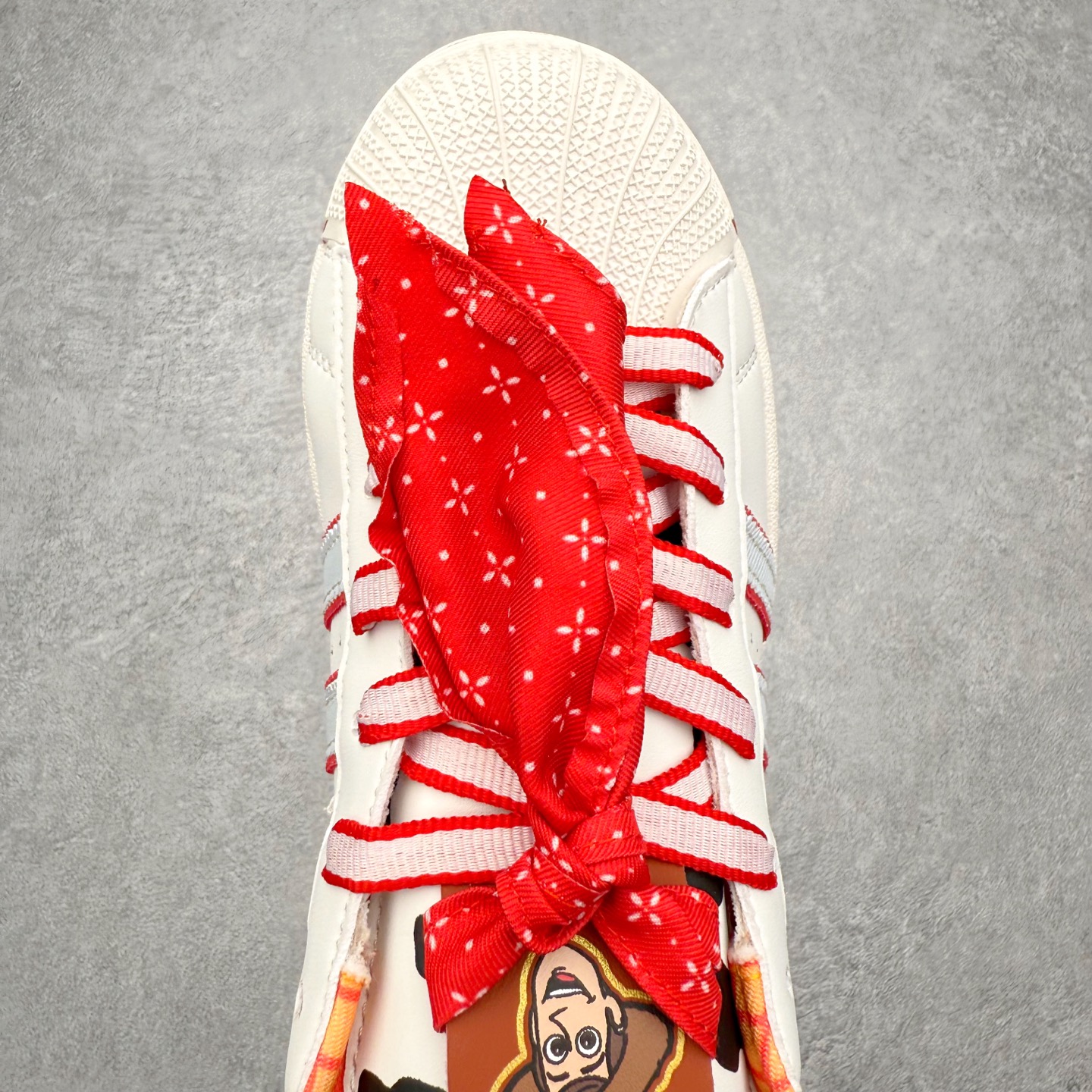 图片[4]-Disney/迪士尼 x AD Originals Superstar 2 贝壳头百搭舒适防滑低帮板鞋 米白红 KK4472 诞生于1969年 是第一双将全皮面鞋 身与橡胶鞋头结合在一起的低帮篮球鞋 Superstar最开始 是作为高帮篮球鞋Pro Model的低帮版本而出现的 但因为其独特和醒目的橡胶鞋头造型而让大家熟知 被大家形象地称为\\\”shelltoe\\\”贝壳头 在70年代的美国职业篮球场上 接近3/4的NBA球员都将这双Superstar作为场上用鞋 80年代之后 经过不断的改良和发展 Superstar逐渐成为横跨时装、音乐、街头文化、休闲和运动等各大领域的时尚潮鞋 尺码：36 36.5 37 38 38.5 39 40 40.5 41 42 42.5 43 44 44.5 45-选品中心