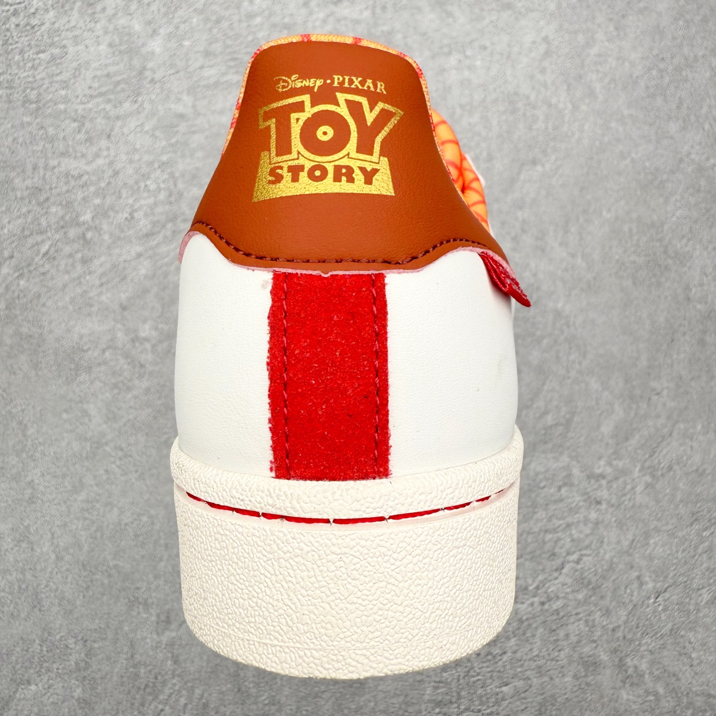 图片[8]-Disney/迪士尼 x AD Originals Superstar 2 贝壳头百搭舒适防滑低帮板鞋 米白红 KK4472 诞生于1969年 是第一双将全皮面鞋 身与橡胶鞋头结合在一起的低帮篮球鞋 Superstar最开始 是作为高帮篮球鞋Pro Model的低帮版本而出现的 但因为其独特和醒目的橡胶鞋头造型而让大家熟知 被大家形象地称为\\\”shelltoe\\\”贝壳头 在70年代的美国职业篮球场上 接近3/4的NBA球员都将这双Superstar作为场上用鞋 80年代之后 经过不断的改良和发展 Superstar逐渐成为横跨时装、音乐、街头文化、休闲和运动等各大领域的时尚潮鞋 尺码：36 36.5 37 38 38.5 39 40 40.5 41 42 42.5 43 44 44.5 45-选品中心