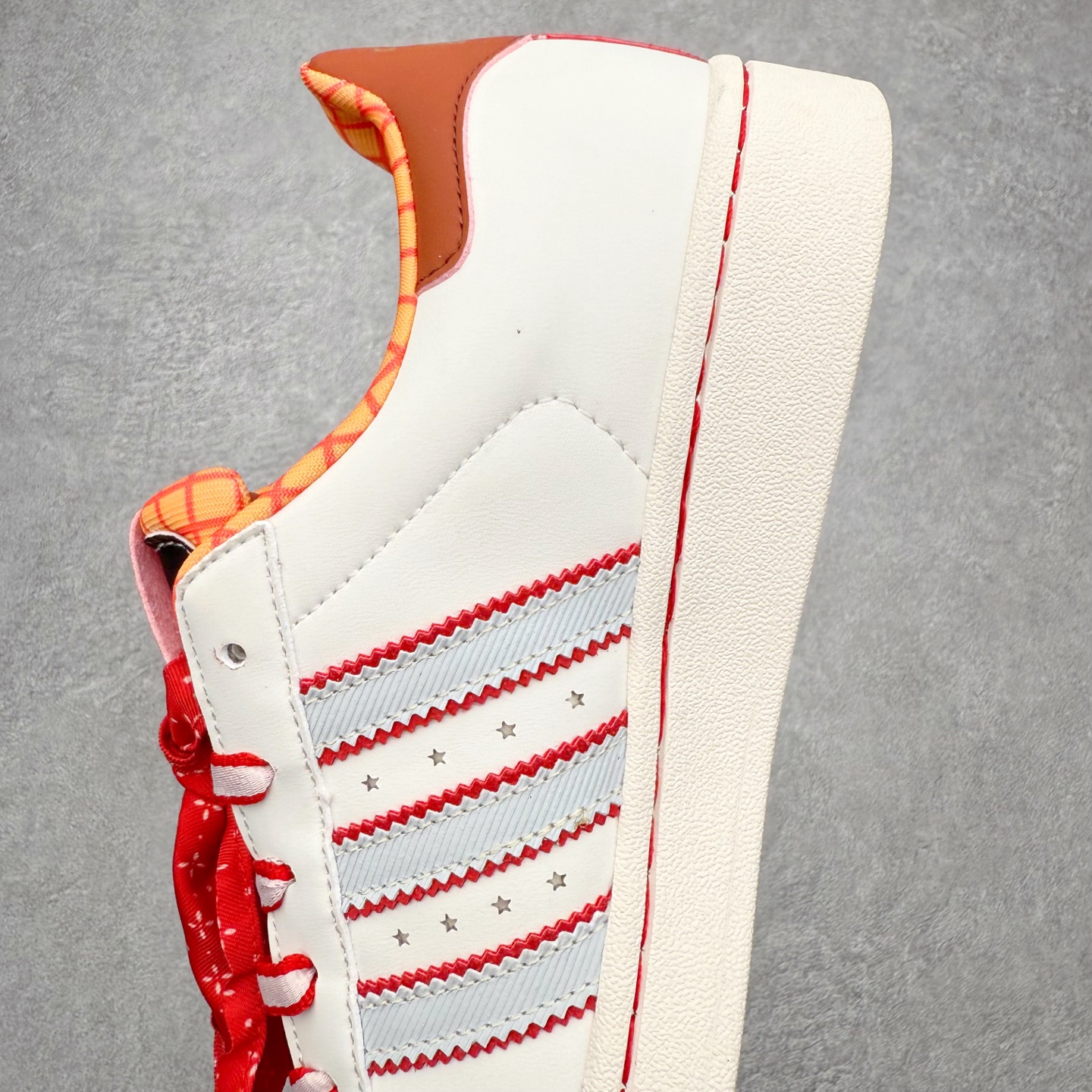 图片[7]-Disney/迪士尼 x AD Originals Superstar 2 贝壳头百搭舒适防滑低帮板鞋 米白红 KK4472 诞生于1969年 是第一双将全皮面鞋 身与橡胶鞋头结合在一起的低帮篮球鞋 Superstar最开始 是作为高帮篮球鞋Pro Model的低帮版本而出现的 但因为其独特和醒目的橡胶鞋头造型而让大家熟知 被大家形象地称为\\\”shelltoe\\\”贝壳头 在70年代的美国职业篮球场上 接近3/4的NBA球员都将这双Superstar作为场上用鞋 80年代之后 经过不断的改良和发展 Superstar逐渐成为横跨时装、音乐、街头文化、休闲和运动等各大领域的时尚潮鞋 尺码：36 36.5 37 38 38.5 39 40 40.5 41 42 42.5 43 44 44.5 45-选品中心