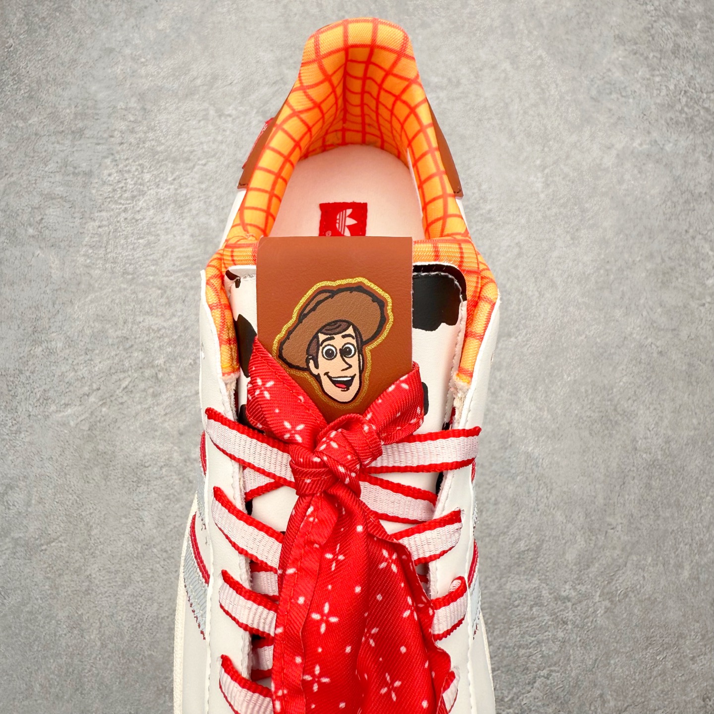 图片[5]-Disney/迪士尼 x AD Originals Superstar 2 贝壳头百搭舒适防滑低帮板鞋 米白红 KK4472 诞生于1969年 是第一双将全皮面鞋 身与橡胶鞋头结合在一起的低帮篮球鞋 Superstar最开始 是作为高帮篮球鞋Pro Model的低帮版本而出现的 但因为其独特和醒目的橡胶鞋头造型而让大家熟知 被大家形象地称为\\\”shelltoe\\\”贝壳头 在70年代的美国职业篮球场上 接近3/4的NBA球员都将这双Superstar作为场上用鞋 80年代之后 经过不断的改良和发展 Superstar逐渐成为横跨时装、音乐、街头文化、休闲和运动等各大领域的时尚潮鞋 尺码：36 36.5 37 38 38.5 39 40 40.5 41 42 42.5 43 44 44.5 45-选品中心