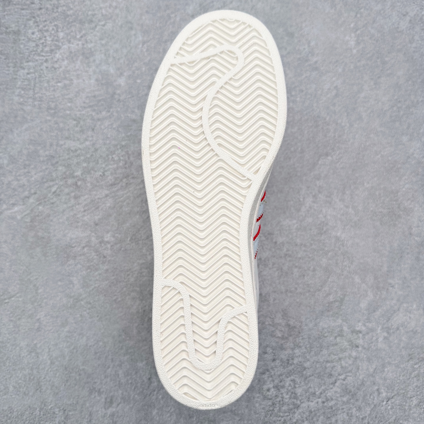 图片[9]-Disney/迪士尼 x AD Originals Superstar 2 贝壳头百搭舒适防滑低帮板鞋 米白红 KK4472 诞生于1969年 是第一双将全皮面鞋 身与橡胶鞋头结合在一起的低帮篮球鞋 Superstar最开始 是作为高帮篮球鞋Pro Model的低帮版本而出现的 但因为其独特和醒目的橡胶鞋头造型而让大家熟知 被大家形象地称为\\\”shelltoe\\\”贝壳头 在70年代的美国职业篮球场上 接近3/4的NBA球员都将这双Superstar作为场上用鞋 80年代之后 经过不断的改良和发展 Superstar逐渐成为横跨时装、音乐、街头文化、休闲和运动等各大领域的时尚潮鞋 尺码：36 36.5 37 38 38.5 39 40 40.5 41 42 42.5 43 44 44.5 45-选品中心