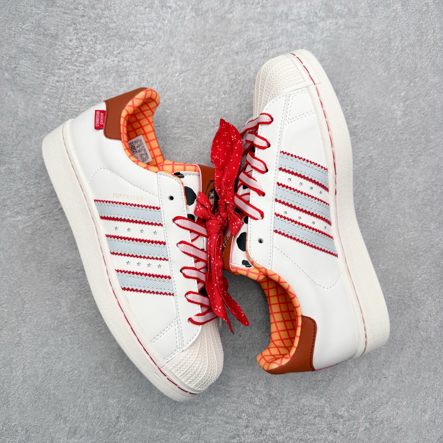 图片[3]-Disney/迪士尼 x AD Originals Superstar 2 贝壳头百搭舒适防滑低帮板鞋 米白红 KK4472 诞生于1969年 是第一双将全皮面鞋 身与橡胶鞋头结合在一起的低帮篮球鞋 Superstar最开始 是作为高帮篮球鞋Pro Model的低帮版本而出现的 但因为其独特和醒目的橡胶鞋头造型而让大家熟知 被大家形象地称为\\\”shelltoe\\\”贝壳头 在70年代的美国职业篮球场上 接近3/4的NBA球员都将这双Superstar作为场上用鞋 80年代之后 经过不断的改良和发展 Superstar逐渐成为横跨时装、音乐、街头文化、休闲和运动等各大领域的时尚潮鞋 尺码：36 36.5 37 38 38.5 39 40 40.5 41 42 42.5 43 44 44.5 45-选品中心
