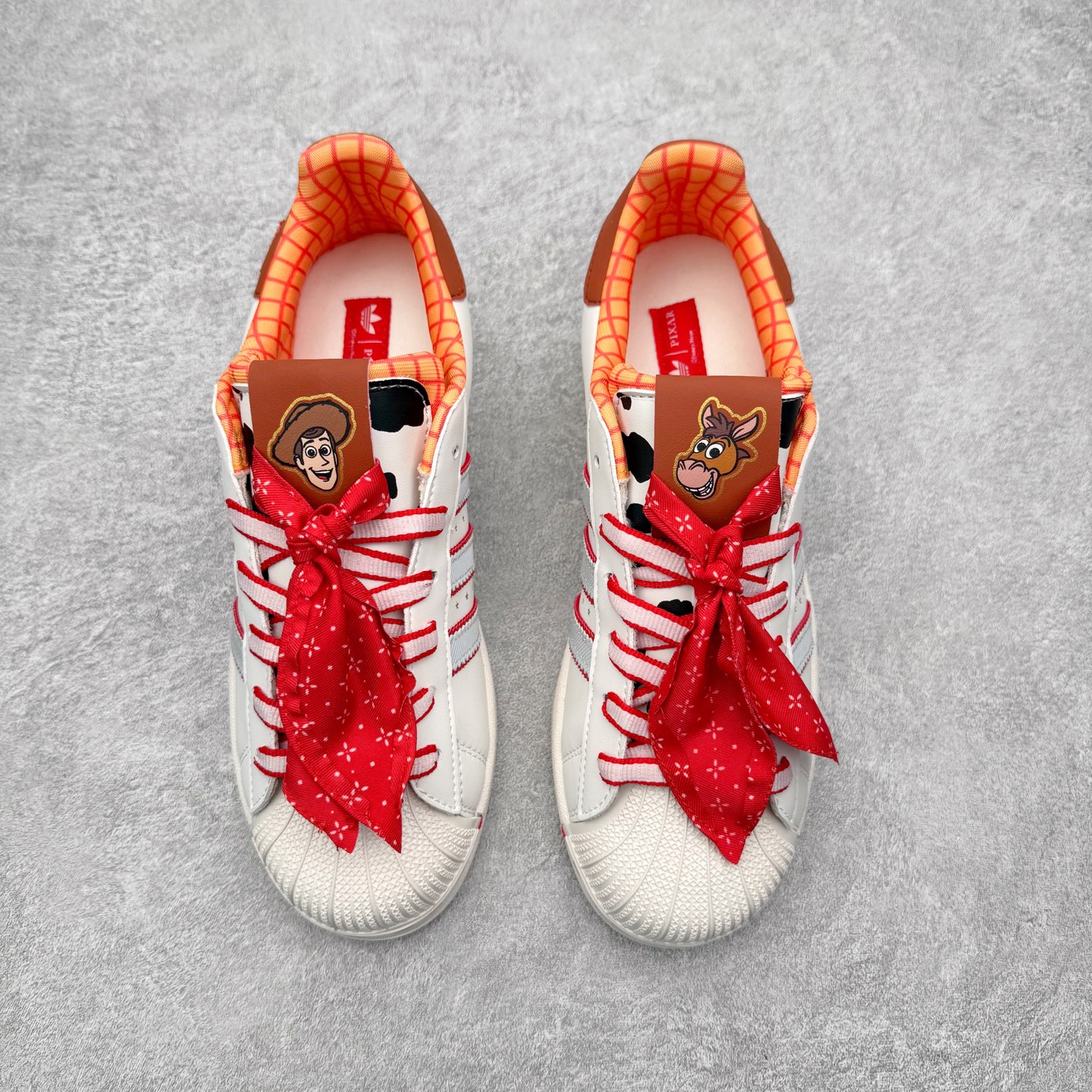 图片[2]-Disney/迪士尼 x AD Originals Superstar 2 贝壳头百搭舒适防滑低帮板鞋 米白红 KK4472 诞生于1969年 是第一双将全皮面鞋 身与橡胶鞋头结合在一起的低帮篮球鞋 Superstar最开始 是作为高帮篮球鞋Pro Model的低帮版本而出现的 但因为其独特和醒目的橡胶鞋头造型而让大家熟知 被大家形象地称为\\\”shelltoe\\\”贝壳头 在70年代的美国职业篮球场上 接近3/4的NBA球员都将这双Superstar作为场上用鞋 80年代之后 经过不断的改良和发展 Superstar逐渐成为横跨时装、音乐、街头文化、休闲和运动等各大领域的时尚潮鞋 尺码：36 36.5 37 38 38.5 39 40 40.5 41 42 42.5 43 44 44.5 45-选品中心